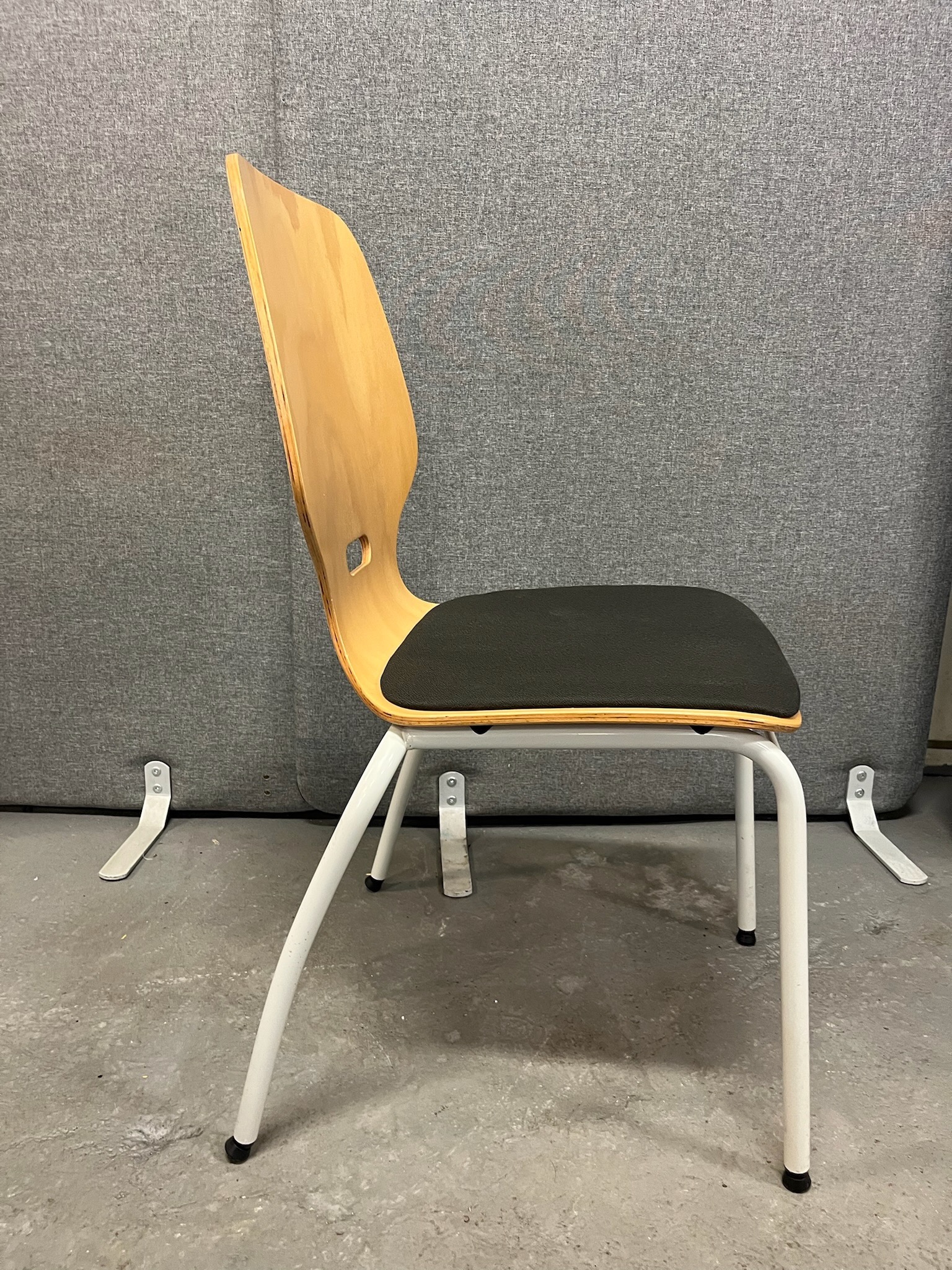 SELT / SOLD Viðarstóll m.tausetu 2