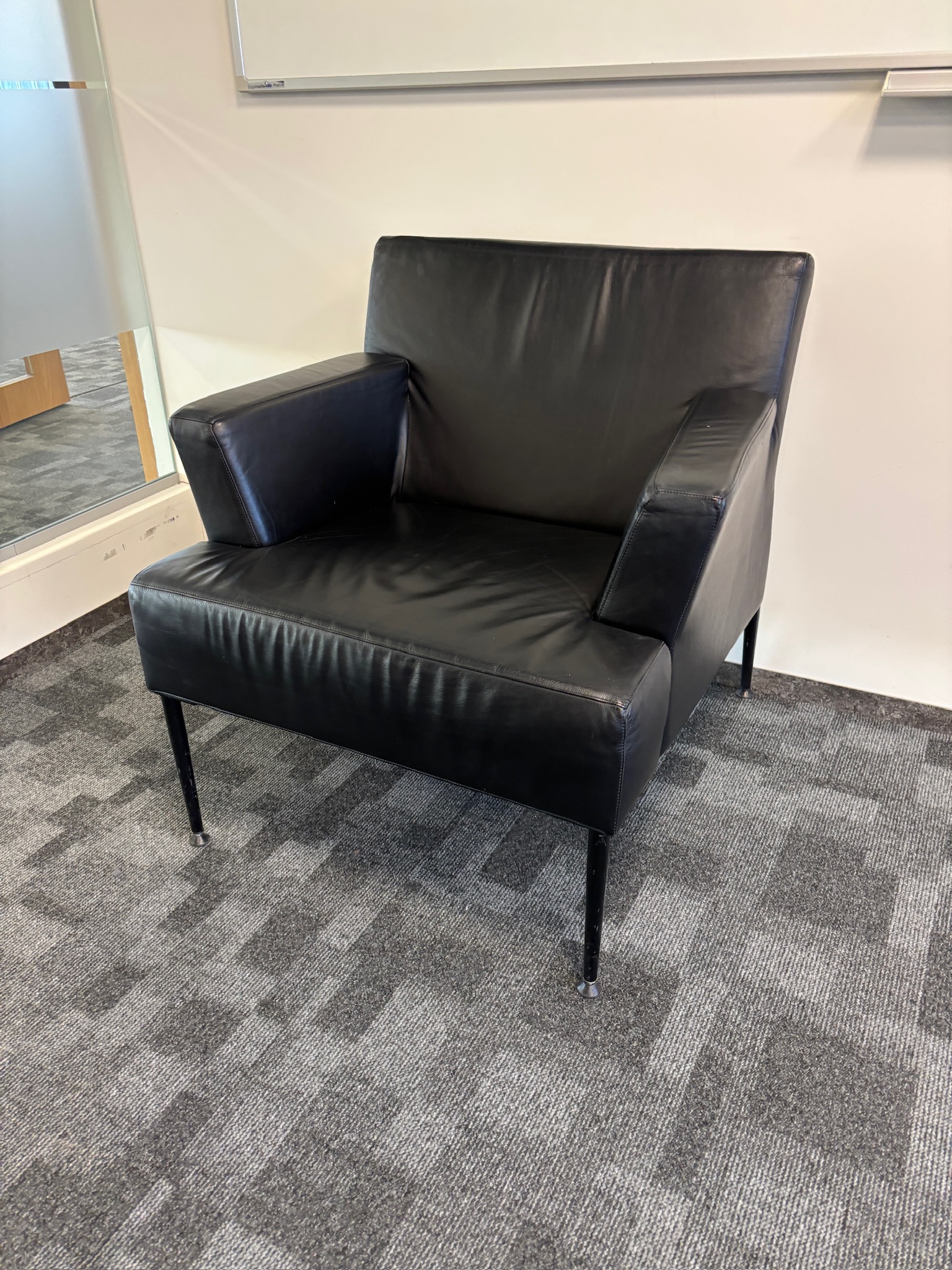 SELT / SOLD Kinnarps leðursófasett frá Pennanum 7