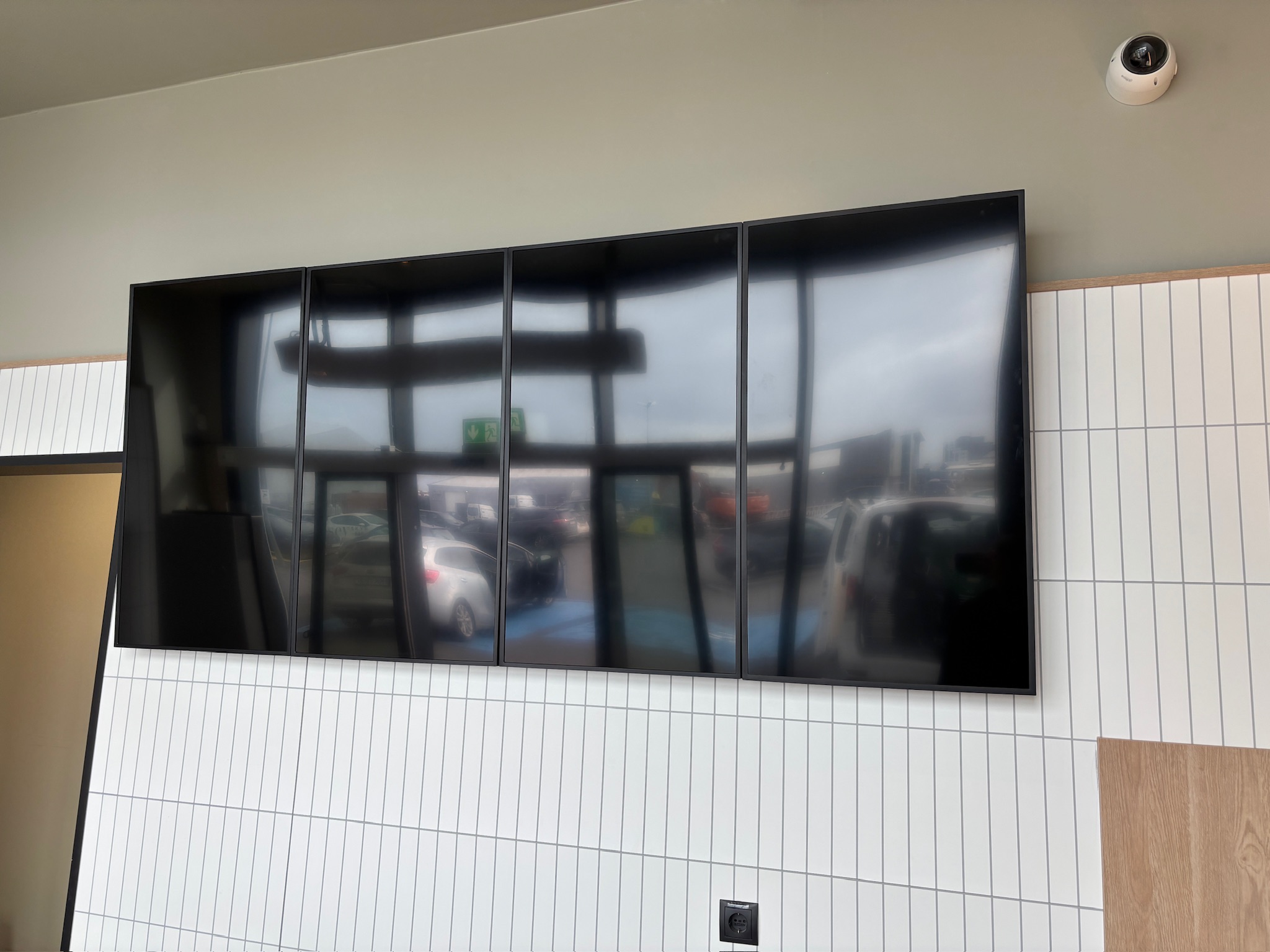 SELT / SOLD Samsung 43" LH43QMC Upplýsingaskjár 24/7 UHD (2024) 6