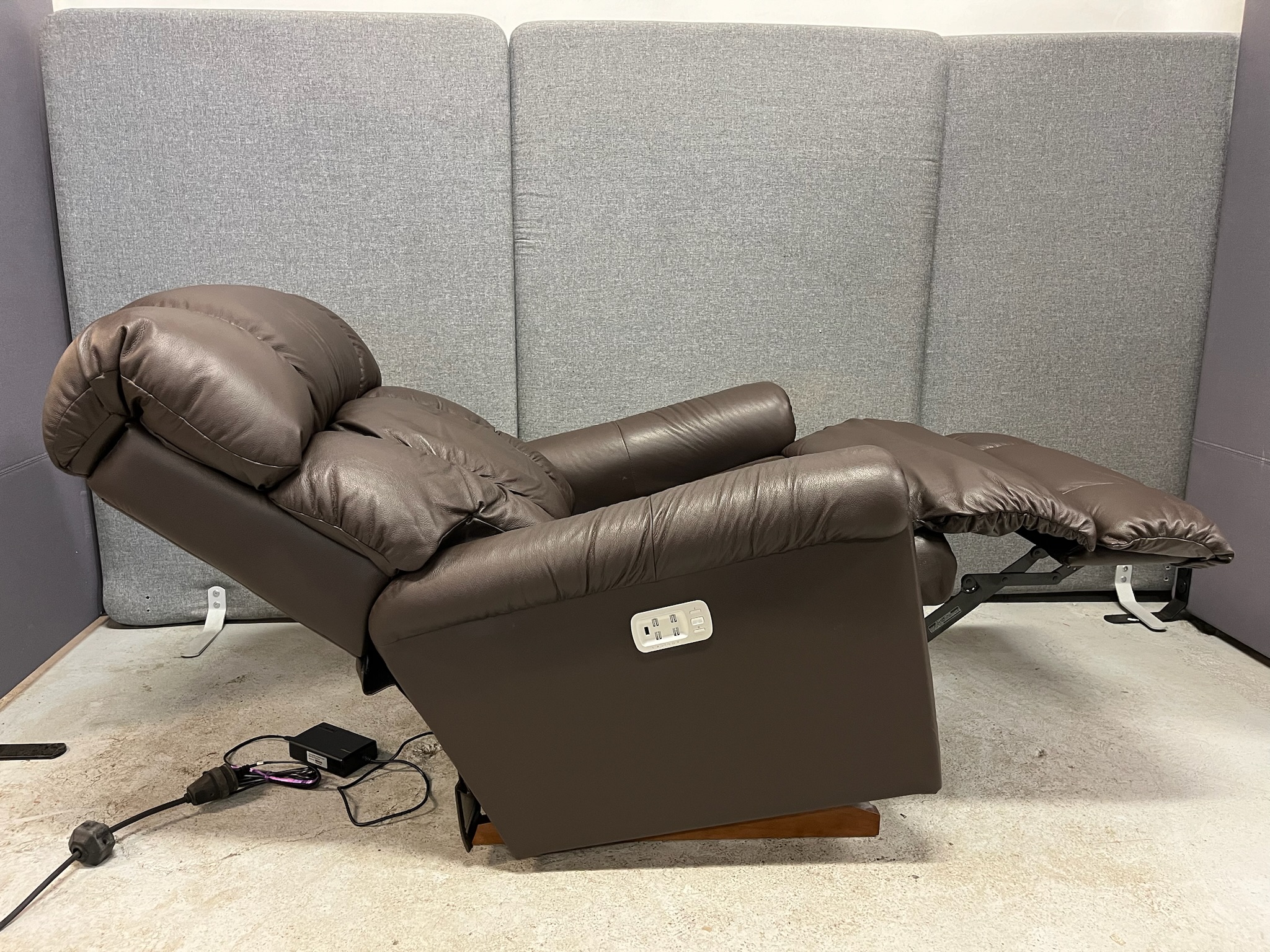 SELT / SOLD La-Z-Boy Pinnacle brúnn rafknúinn hægindastóll 2