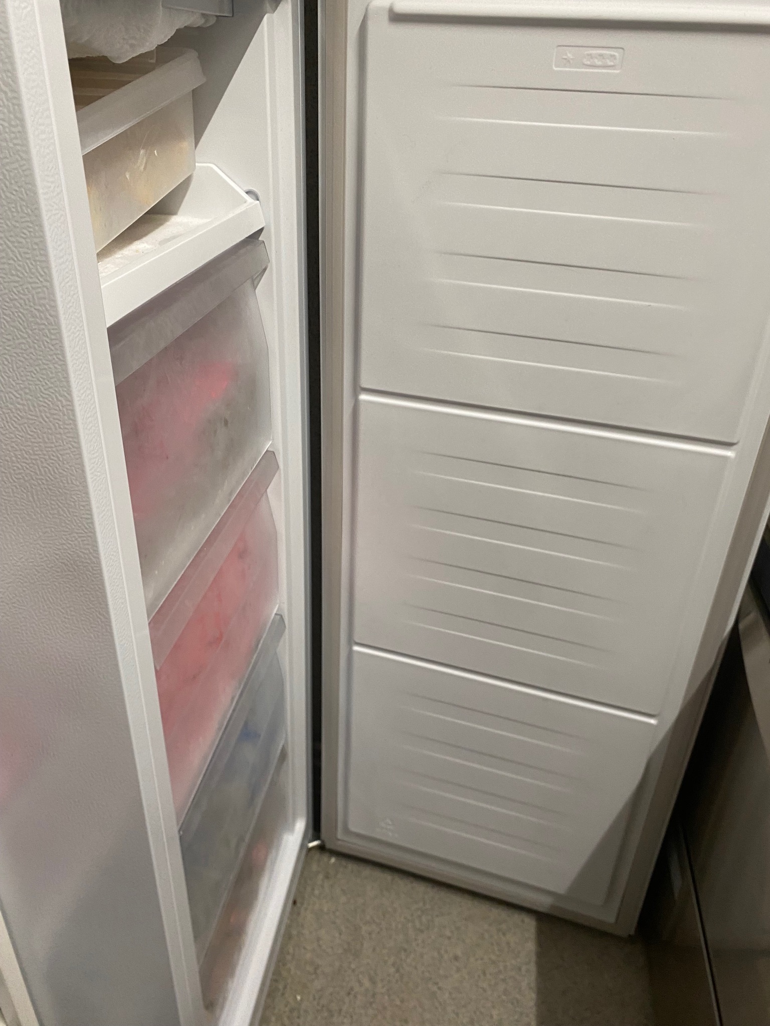 SELT / SOLD Flottur Elvita frystiskápur, H143sm. 4