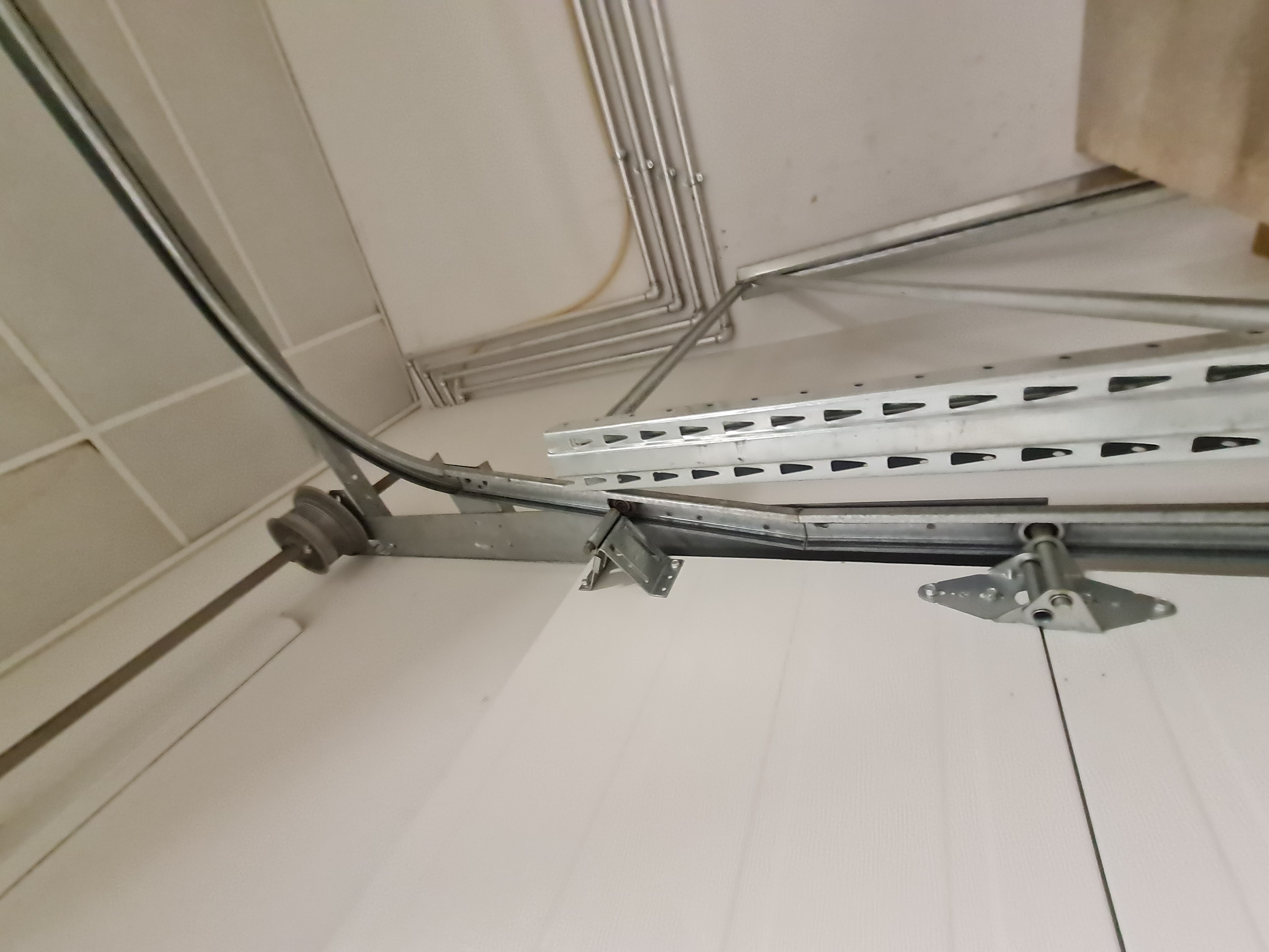 SELT / SOLD - Bílskúrshurð til sölu - 210 sm á breidd 250 sm á hæð 9