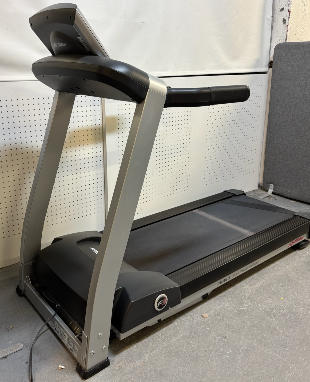 SELT / SOLD Life Fitness F3 hlaupabretti 3