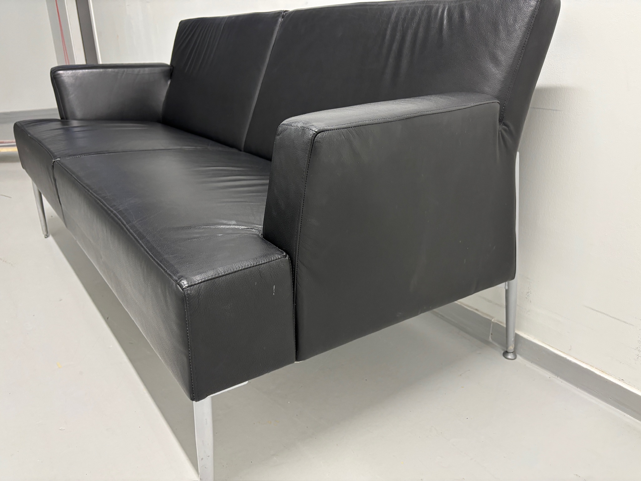 SELT / SOLD Kinnarps leðursófi frá Pennanum 6