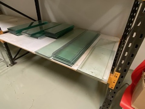 SELT / SOLD - Gler hillur og hankar fyrir panilvegg 8