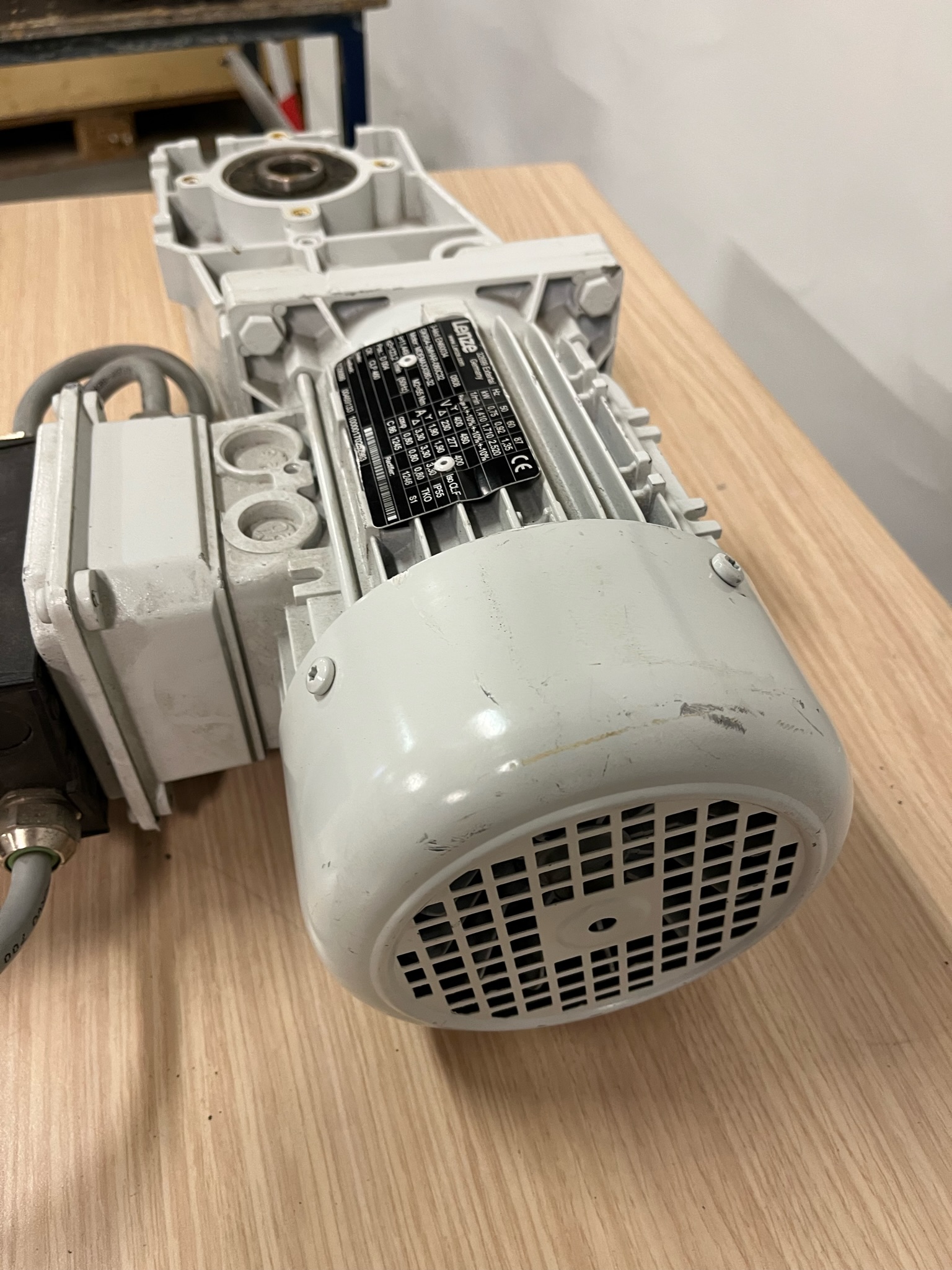 SELT / SOLD Lenze Gear Motor 3-mot EN60034 2