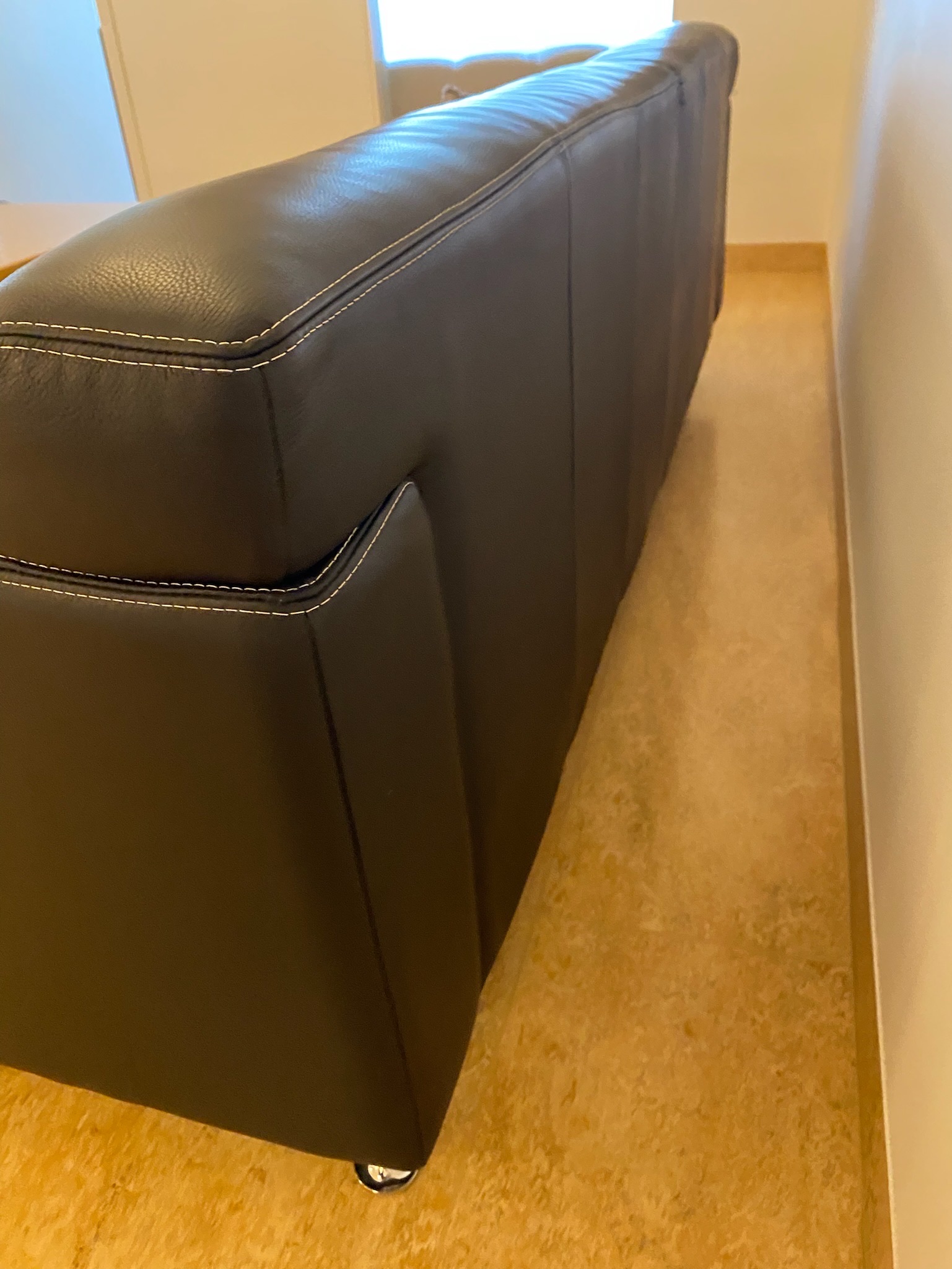 SELT / SOLD Vandaður leðursófi - B220 x D90 sm. (2 stk.) Alþingi 10