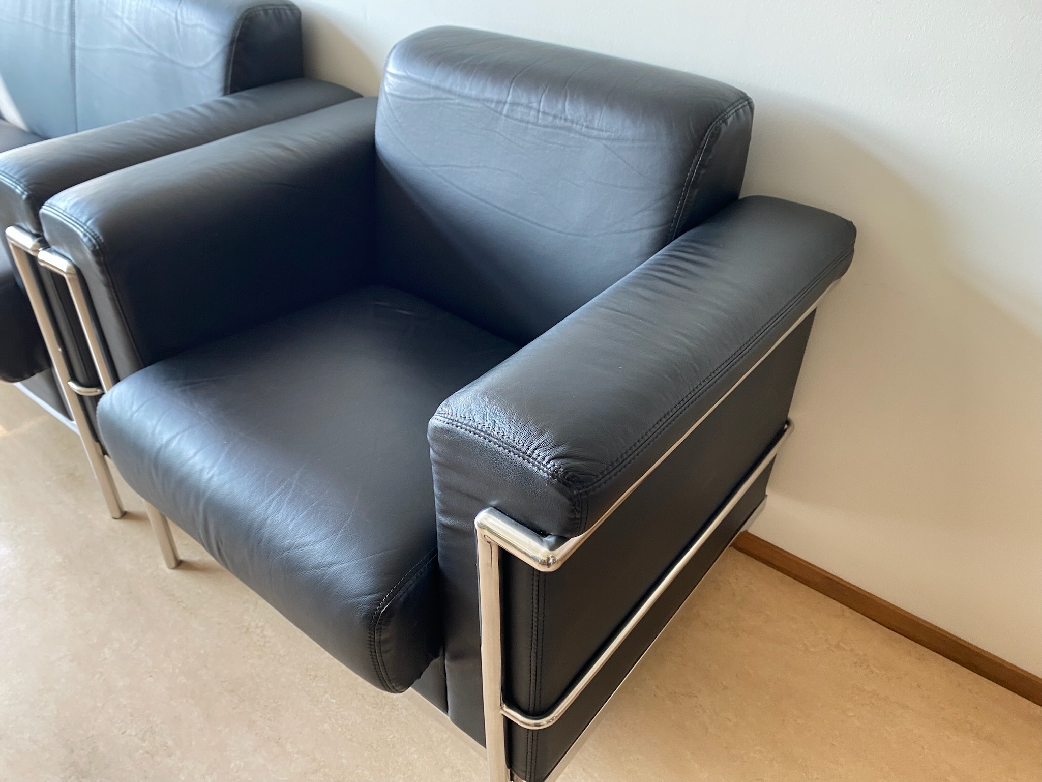SELT / SOLD Leðurstólar - B90 x D65 sm. - Alþingi 2