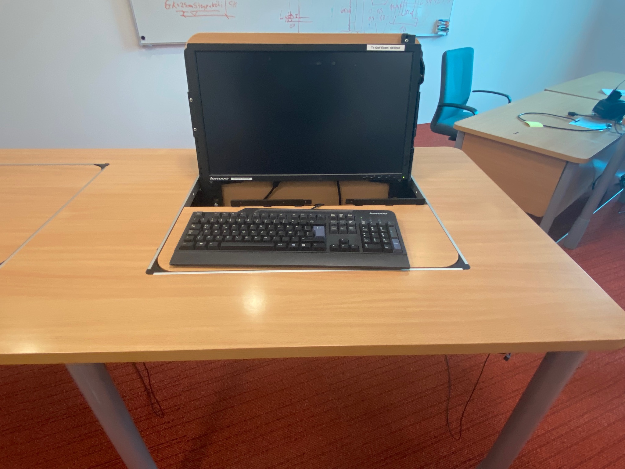 SELT / SOLD Skólaborð með fellanlegum skjáplötum - 24 einingar 8