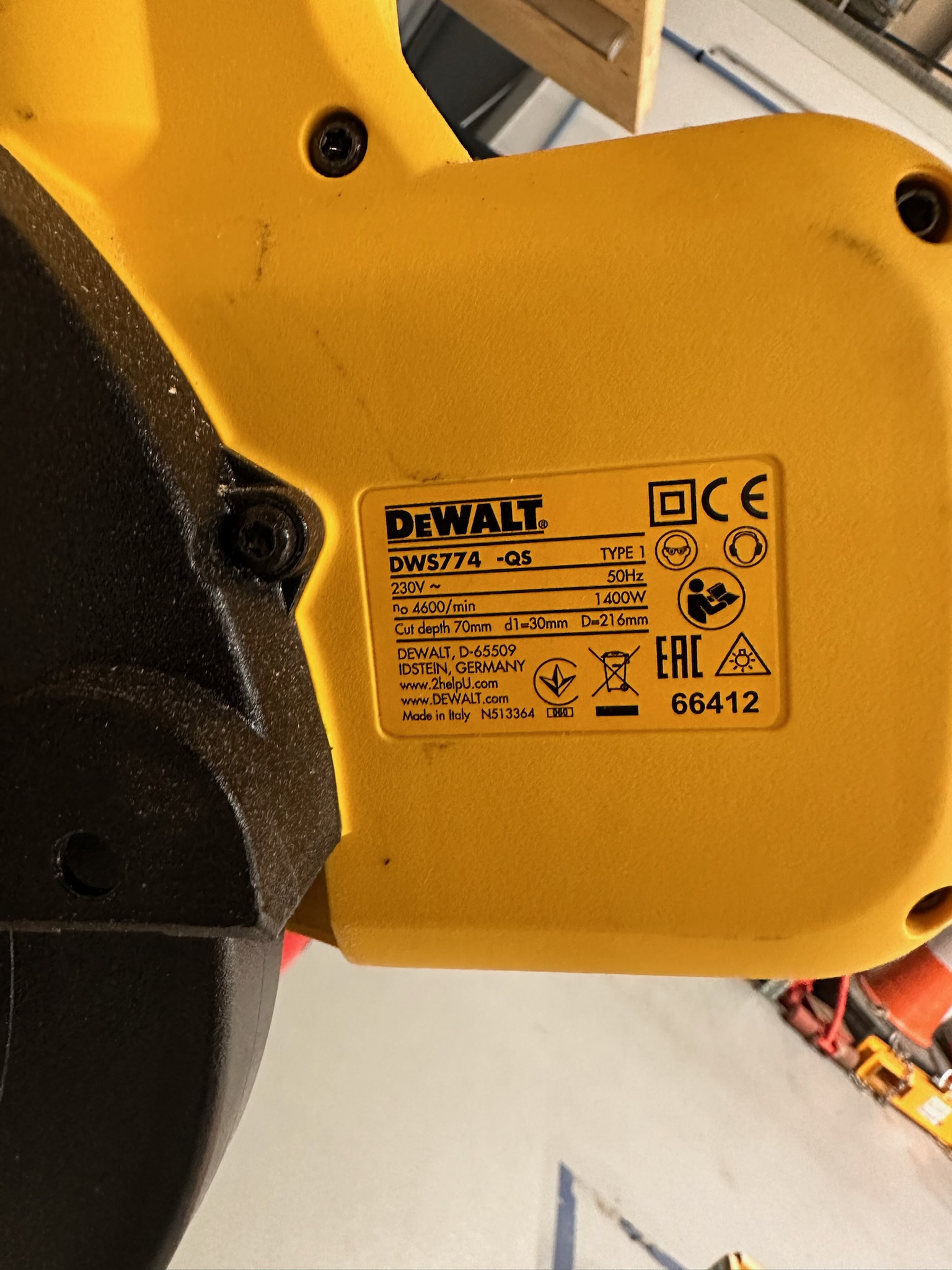 SELT / SOLD - Bútsög - kúttari og undirborð DeWalt DWS774 6