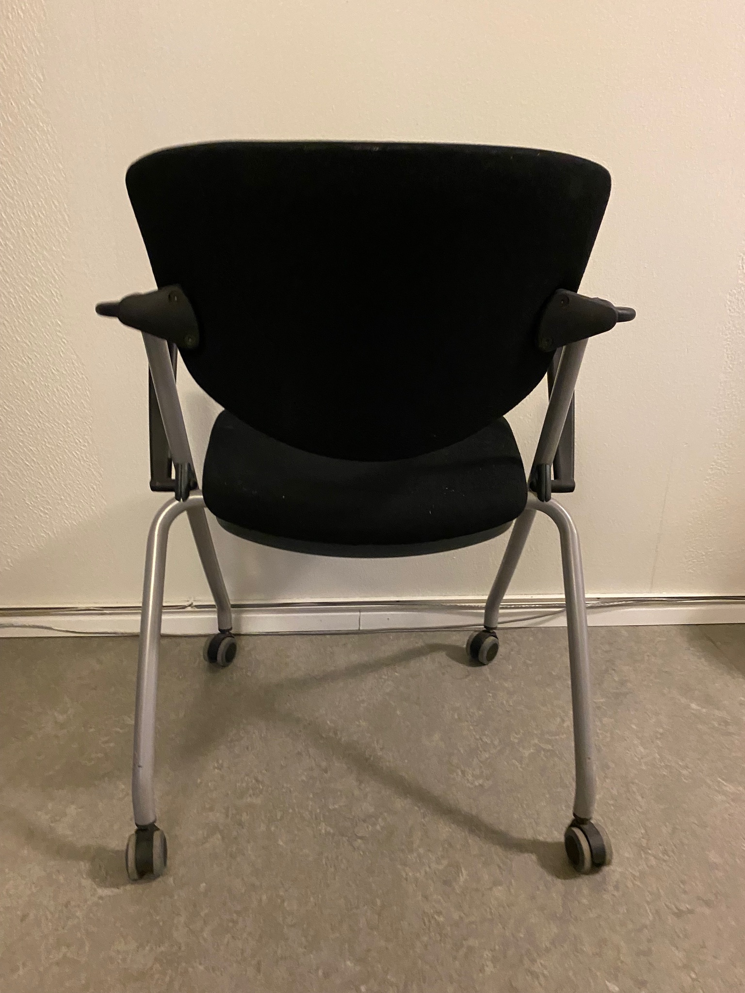 SELT / SOLD Fundarstóll með fellisetu frá Innx 4