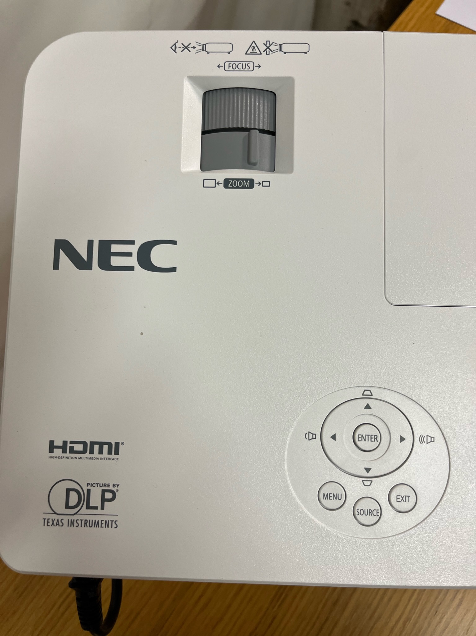 SELT / SOLD NEC V302W skjávarpi og loftfesting 3