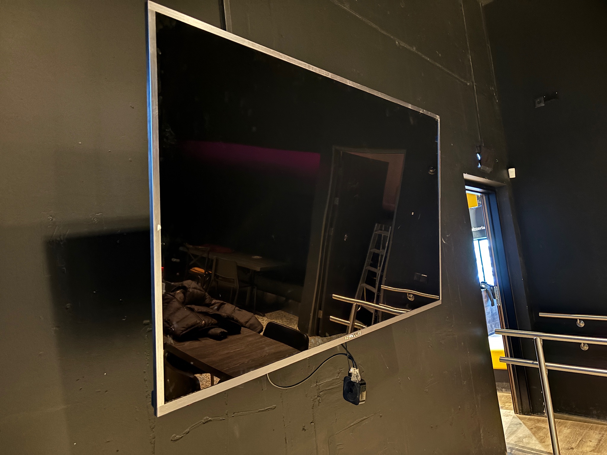 SELT / SOLD United LED sjónvarp með veggfestingu, 75'' 2
