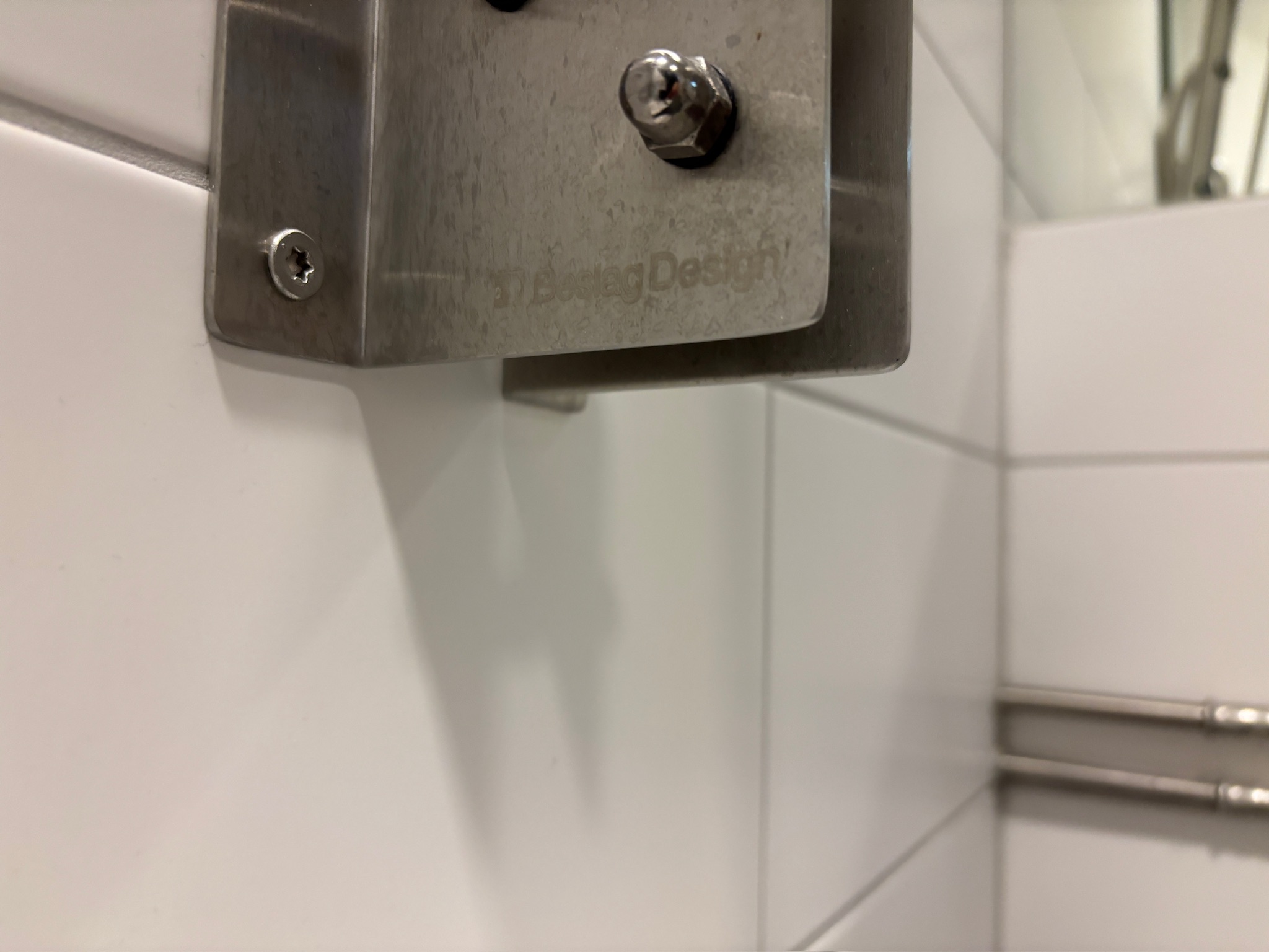 SELT / SOLD vegghengt salerni / WC fyrir fatlaða með hæglokandisetu (2 stk. 8