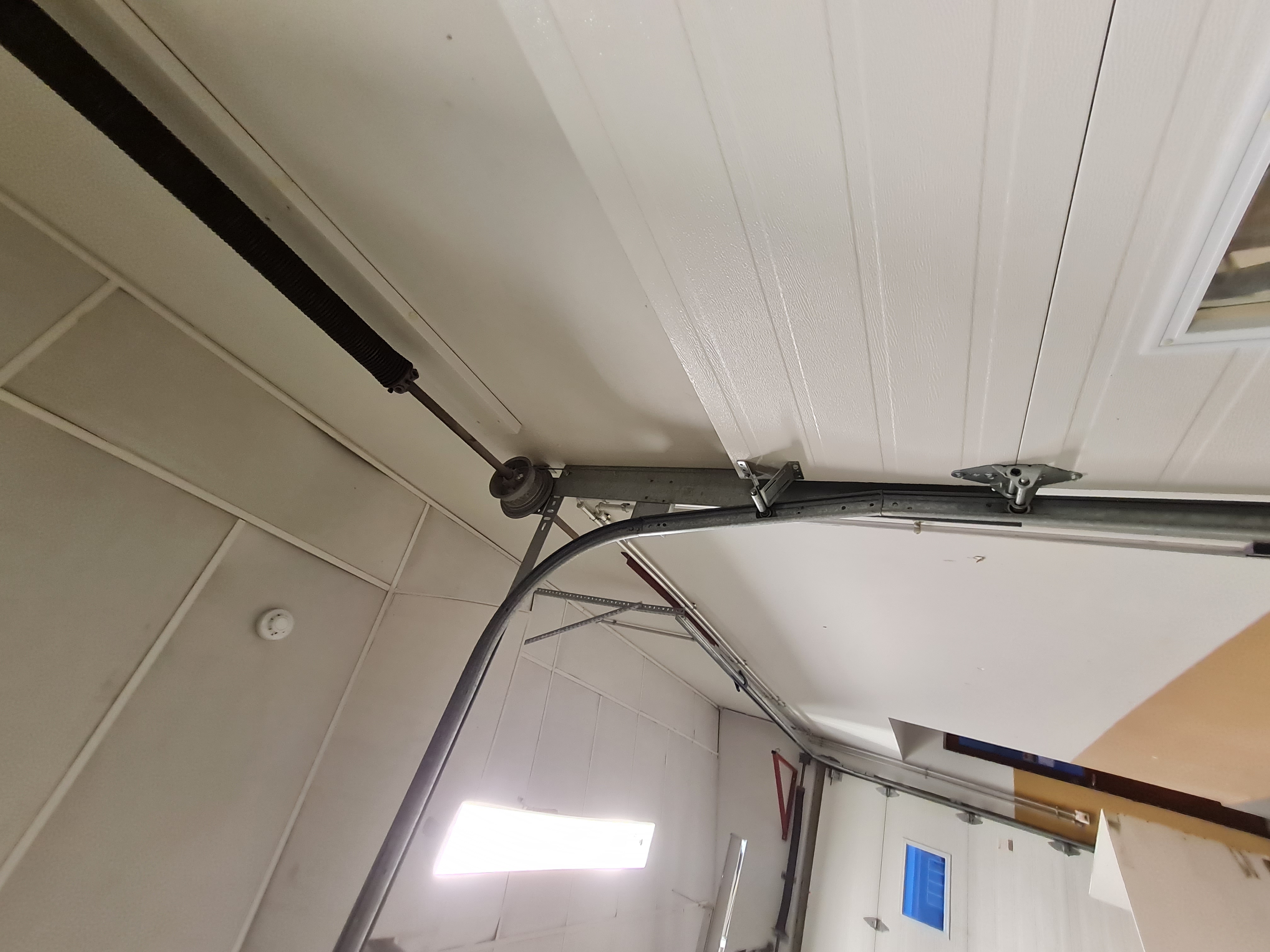 SELT / SOLD - Bílskúrshurð til sölu - 210 sm á breidd 250 sm á hæð 8