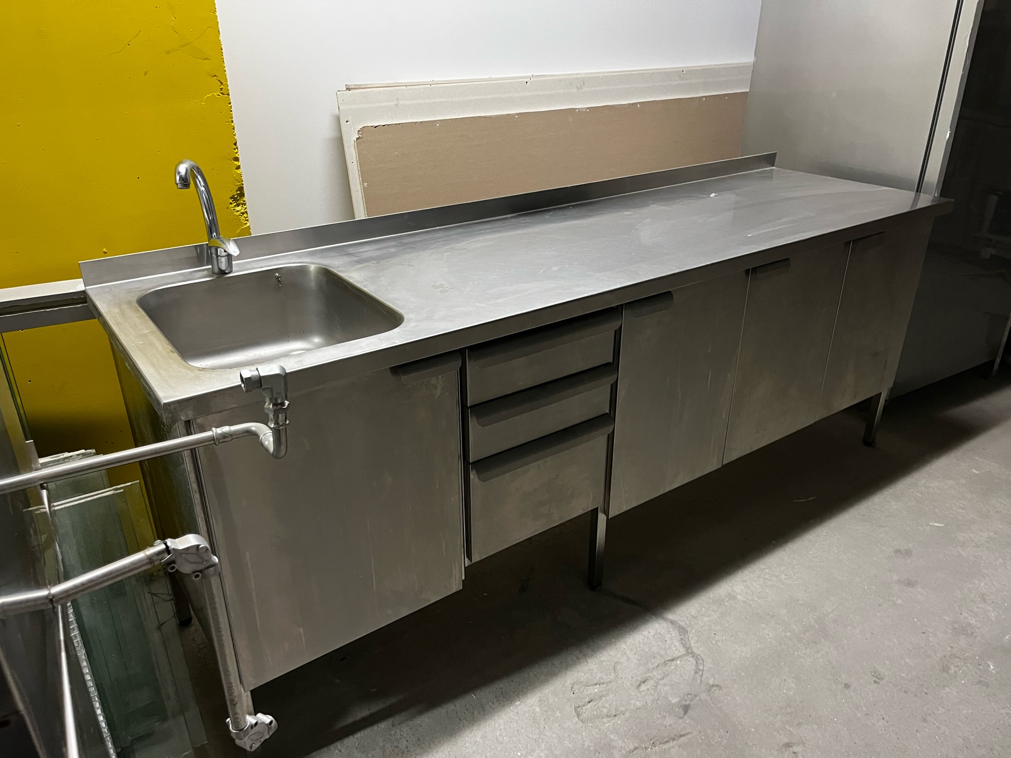 Selt - sold - Stálborð, skúffur, vaskur og blöndunartæki - 229 sm.