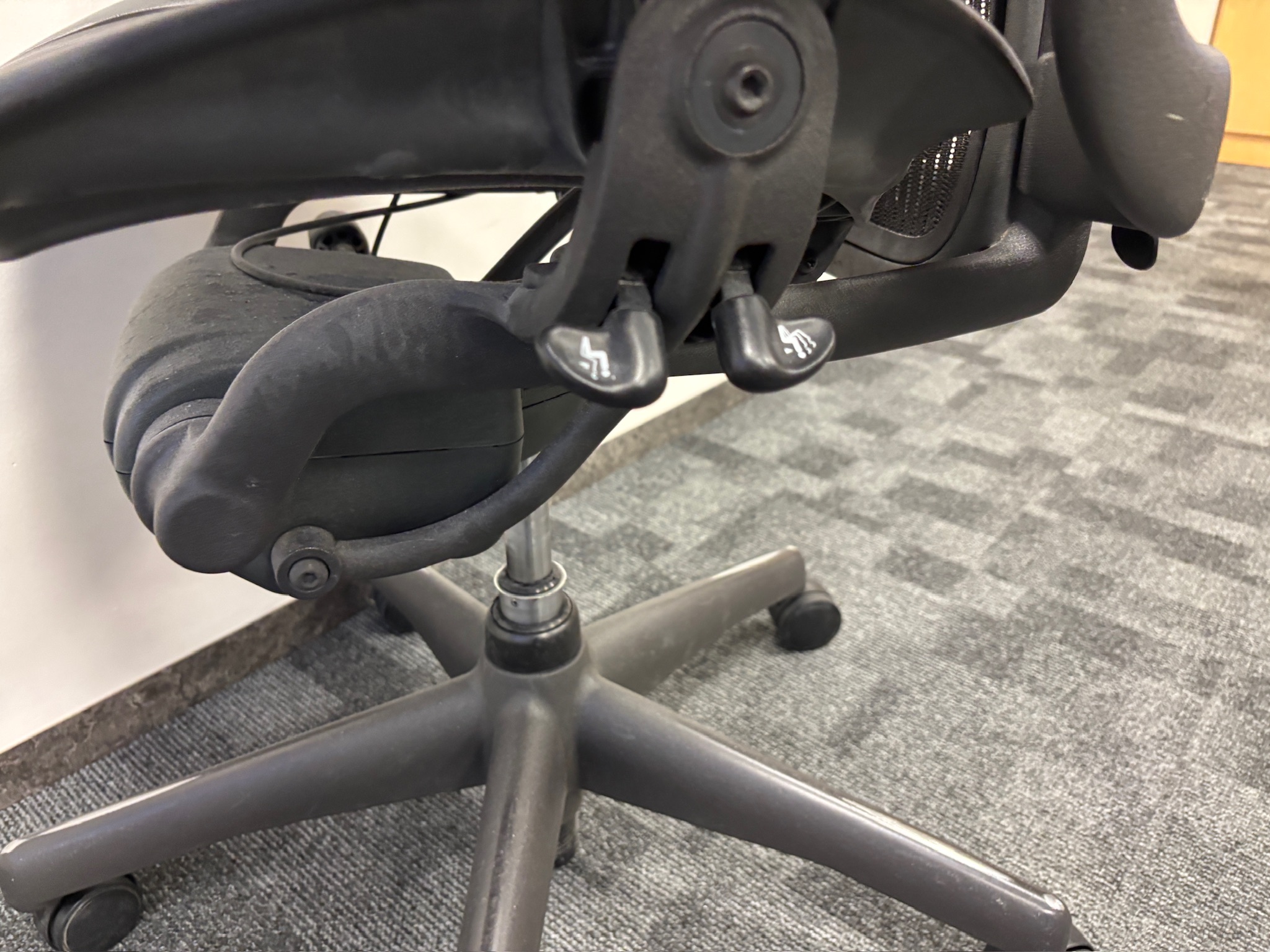 SELT / SOLD Herman Miller Aeron, B stærð 6