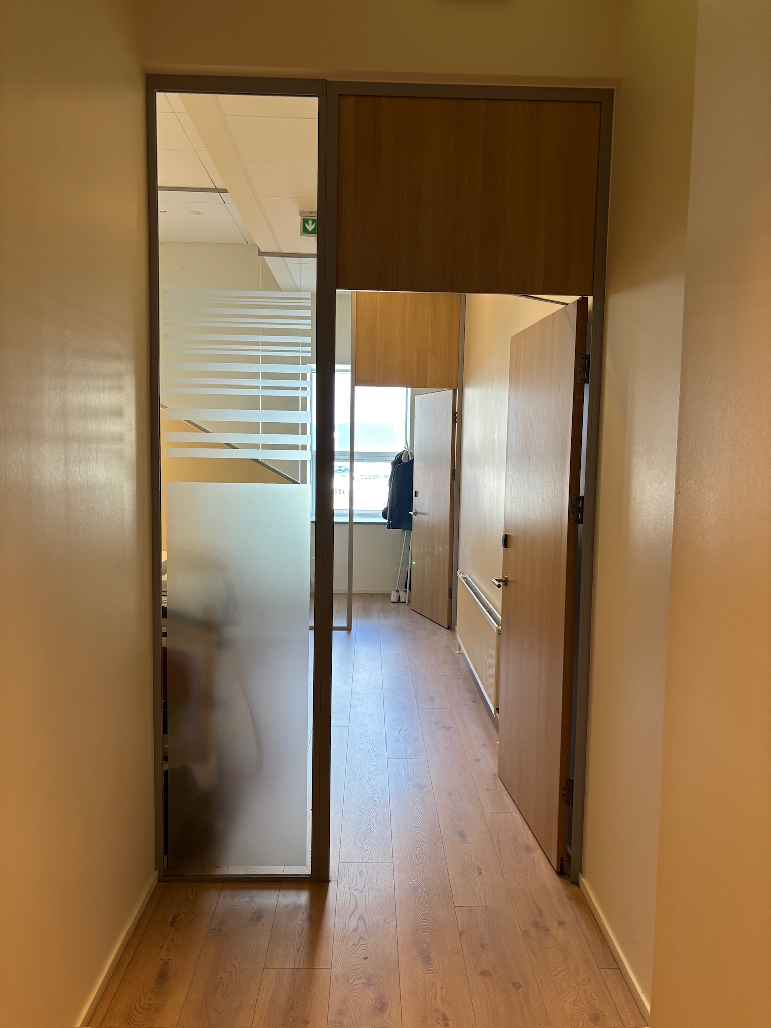 SELT / SOLD Hljóðvistarhurð og gler í ramma, H275xB156sm. 2