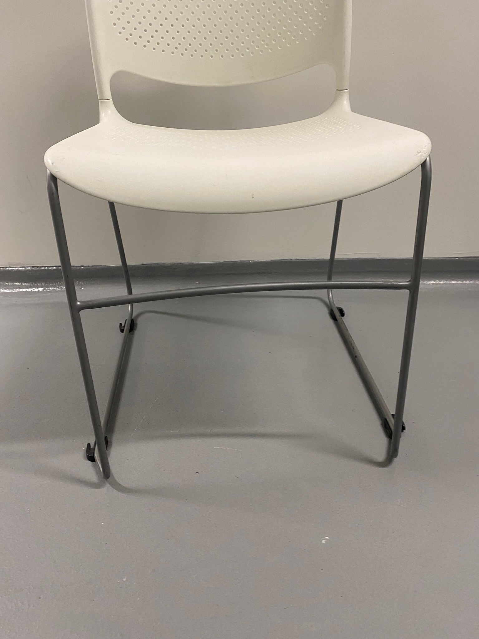 SELT / SOLD Stílhreinir eldhússtólar hvítir - staflanlegir 6