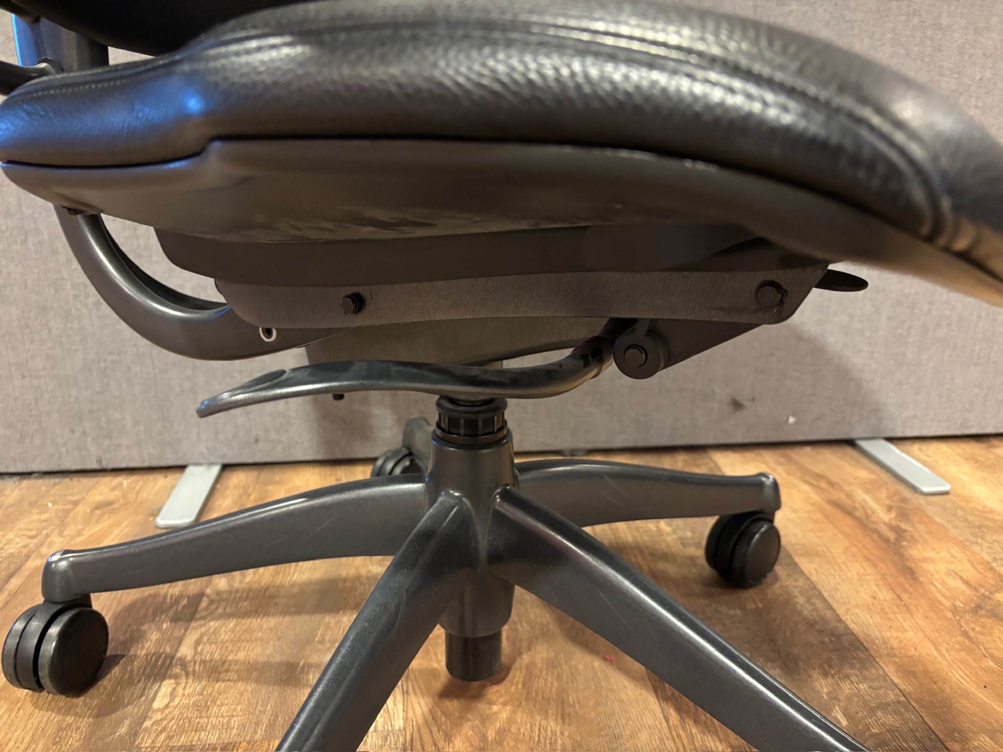 SELT / SOLD Humanscale skrifborðsstóll 8