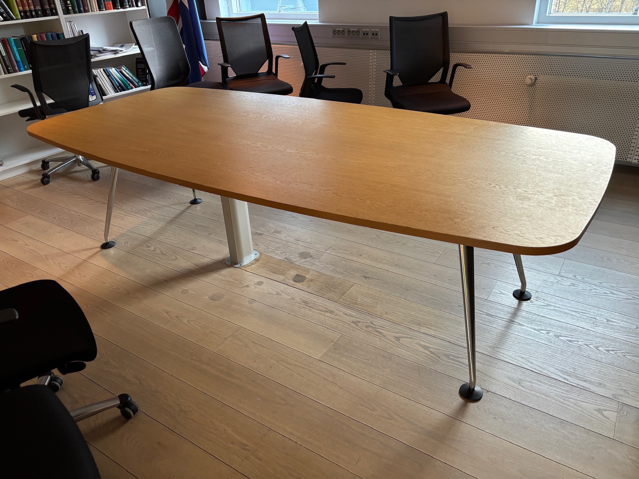SELT / SOLD Vitra fundarborð frá Pennanum, B260xD120sm. 2
