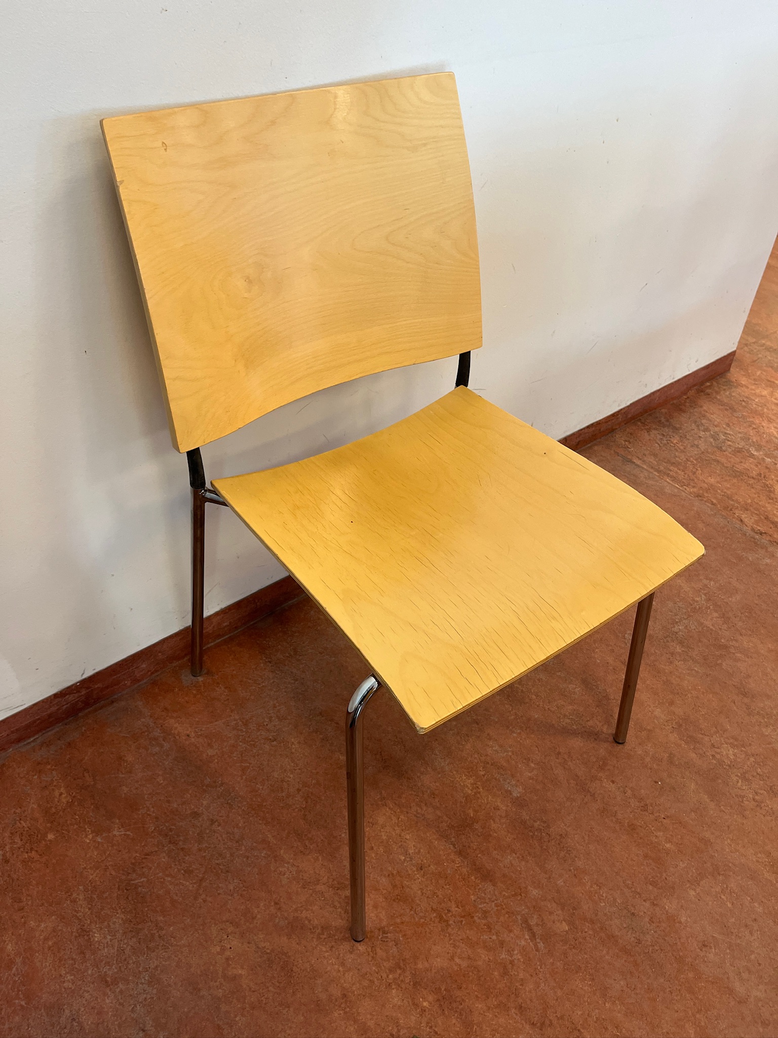 SELT / SOLD Sterkbyggðir sænskir eldhússtólar, staflanlegir