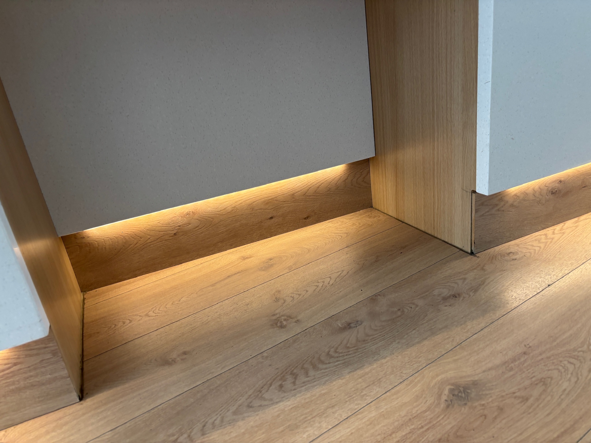 SELT / SOLD Glæsilegt móttökuborð með ledlýsingu, sérsmíði 5