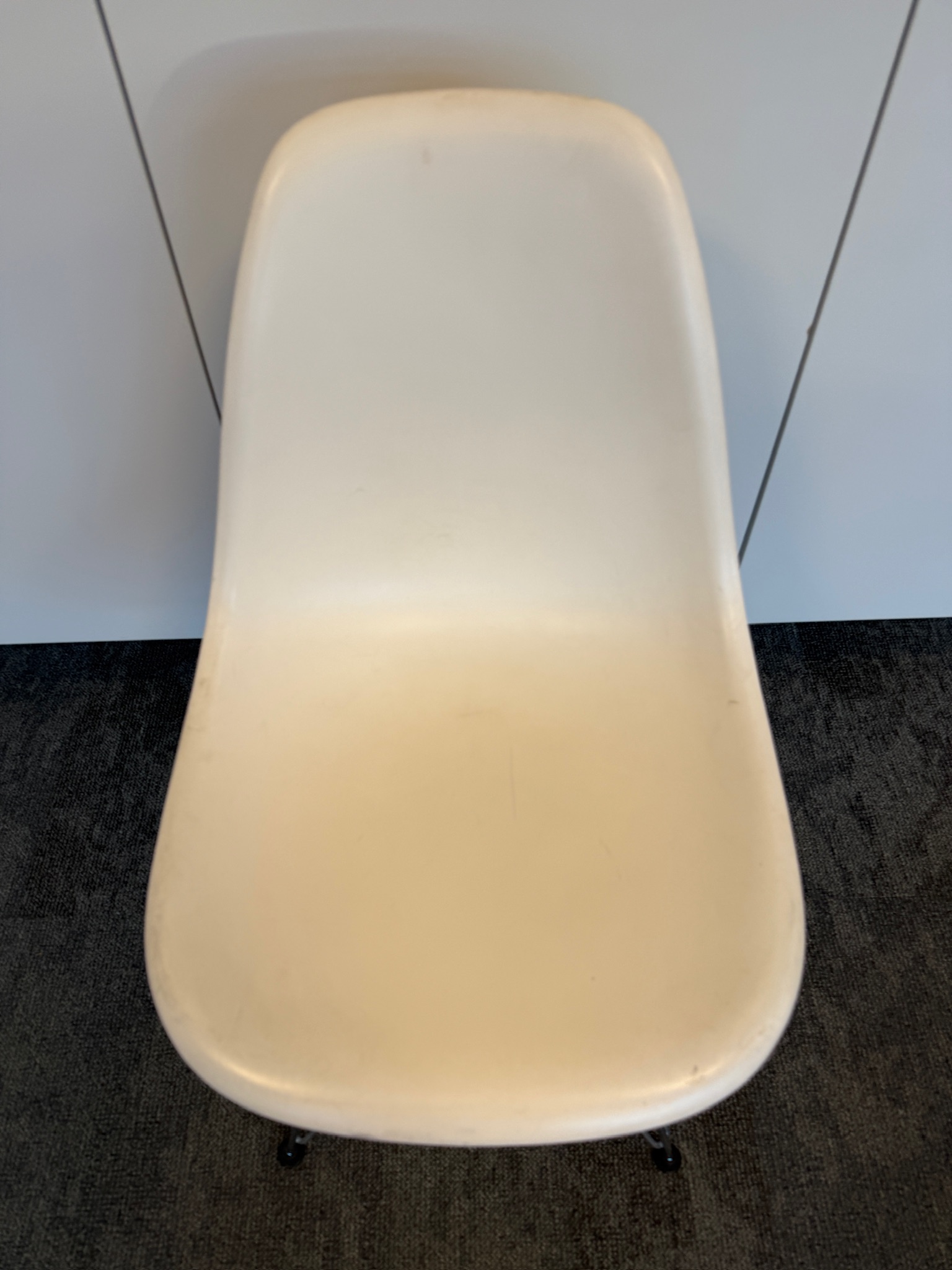SELT / SOLD Vitra borðstofustóll frá Pennanum 5