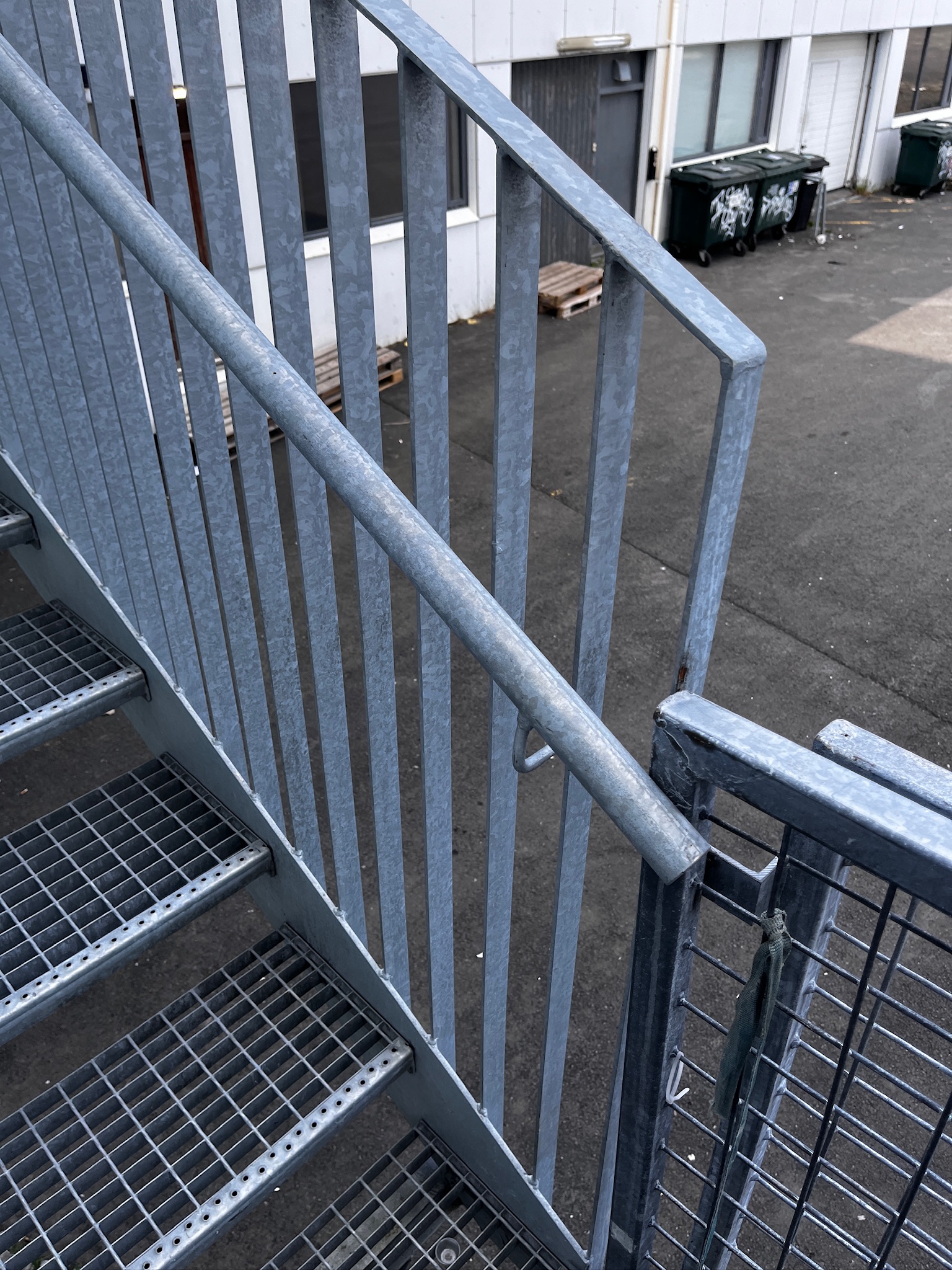 SELT / SOLD - Neyðarstigi / neyðartröppur 7 metrar. 3 hæðir 9