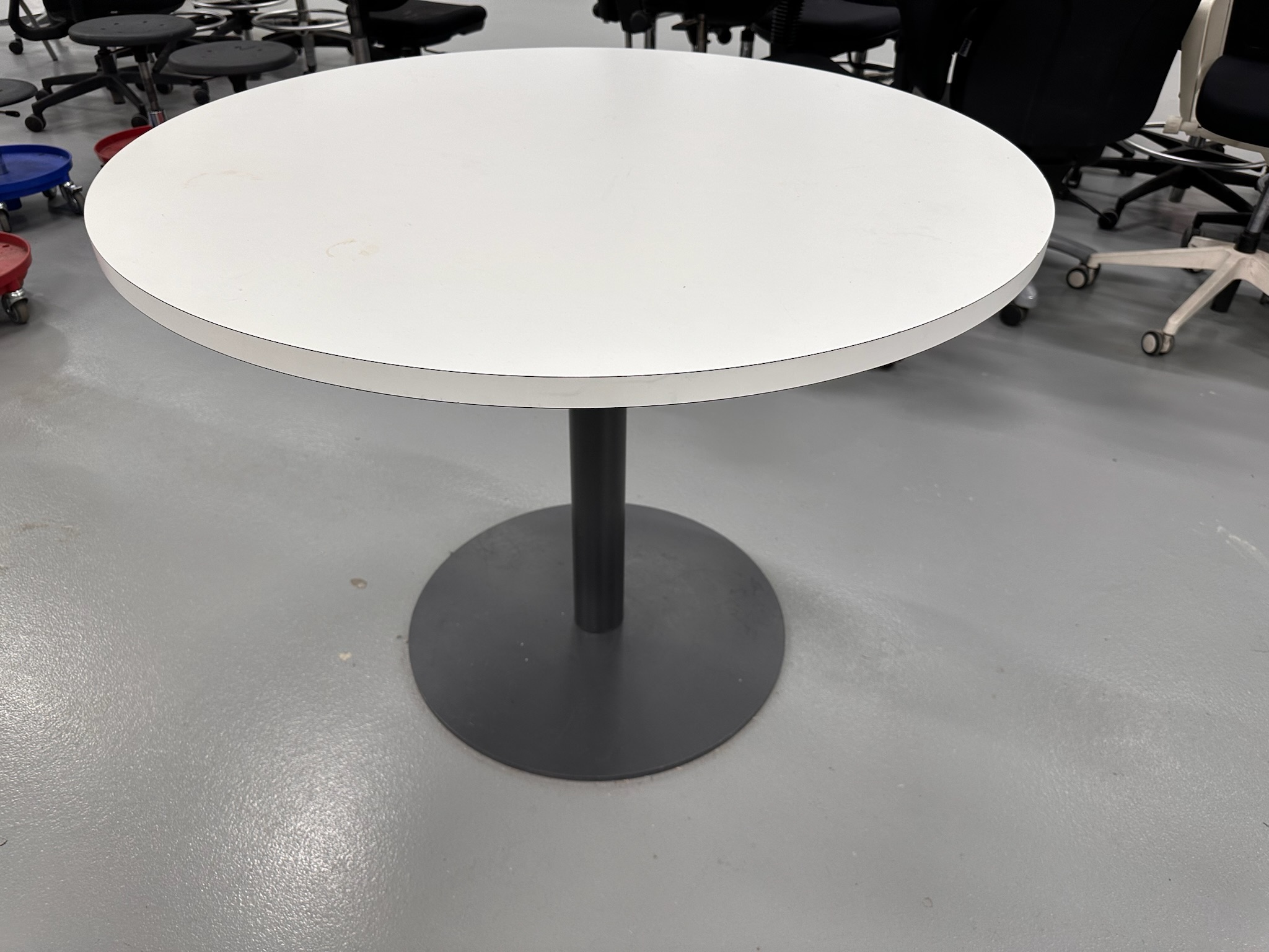 SELT / SOLD - Hringborð hvítt 100 sm. á traustum fæti 5