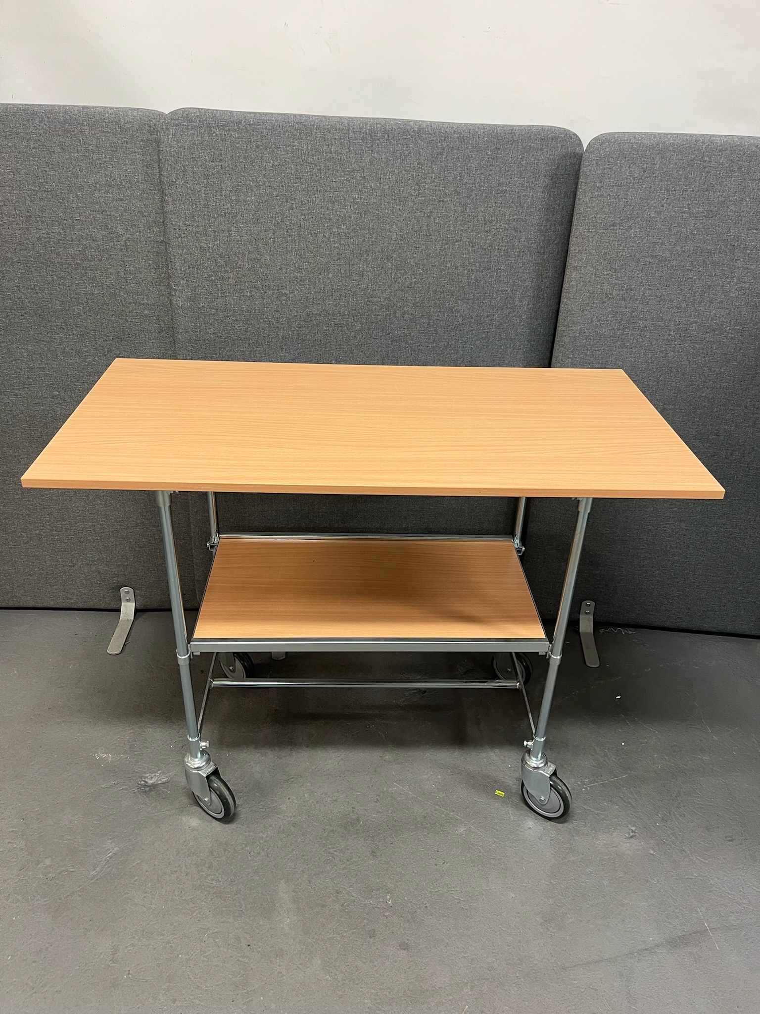 SELT / SOLD TENTE vinnuborð / tínsluborð á hjólum, B120 x D60 x H90 sm.