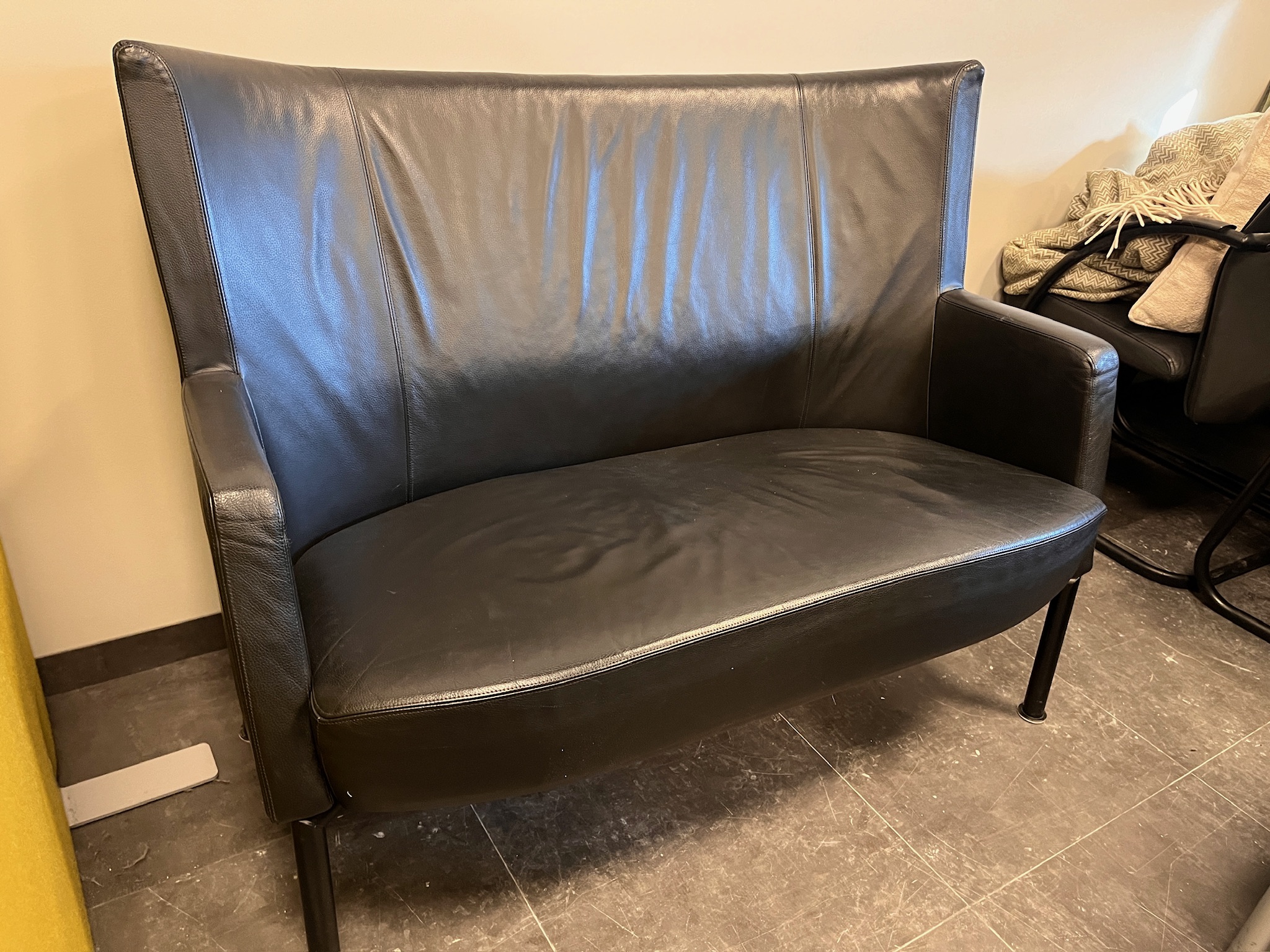 SELT / SOLD Kinnarps leðursófi frá Pennanum