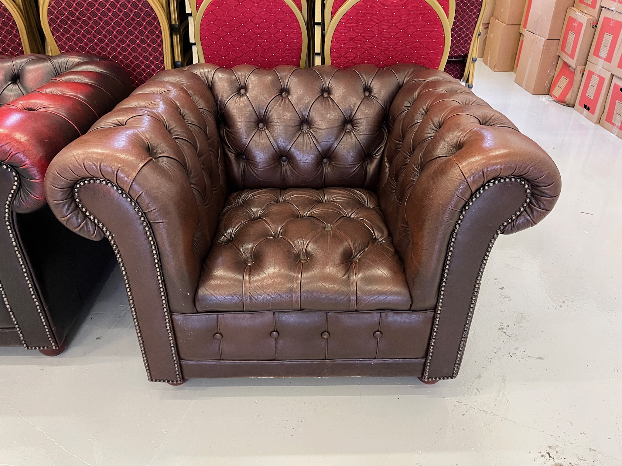 SELT / SOLD - Chesterfield leðurssófasett, 2+1+1, B98 x D81 sm.