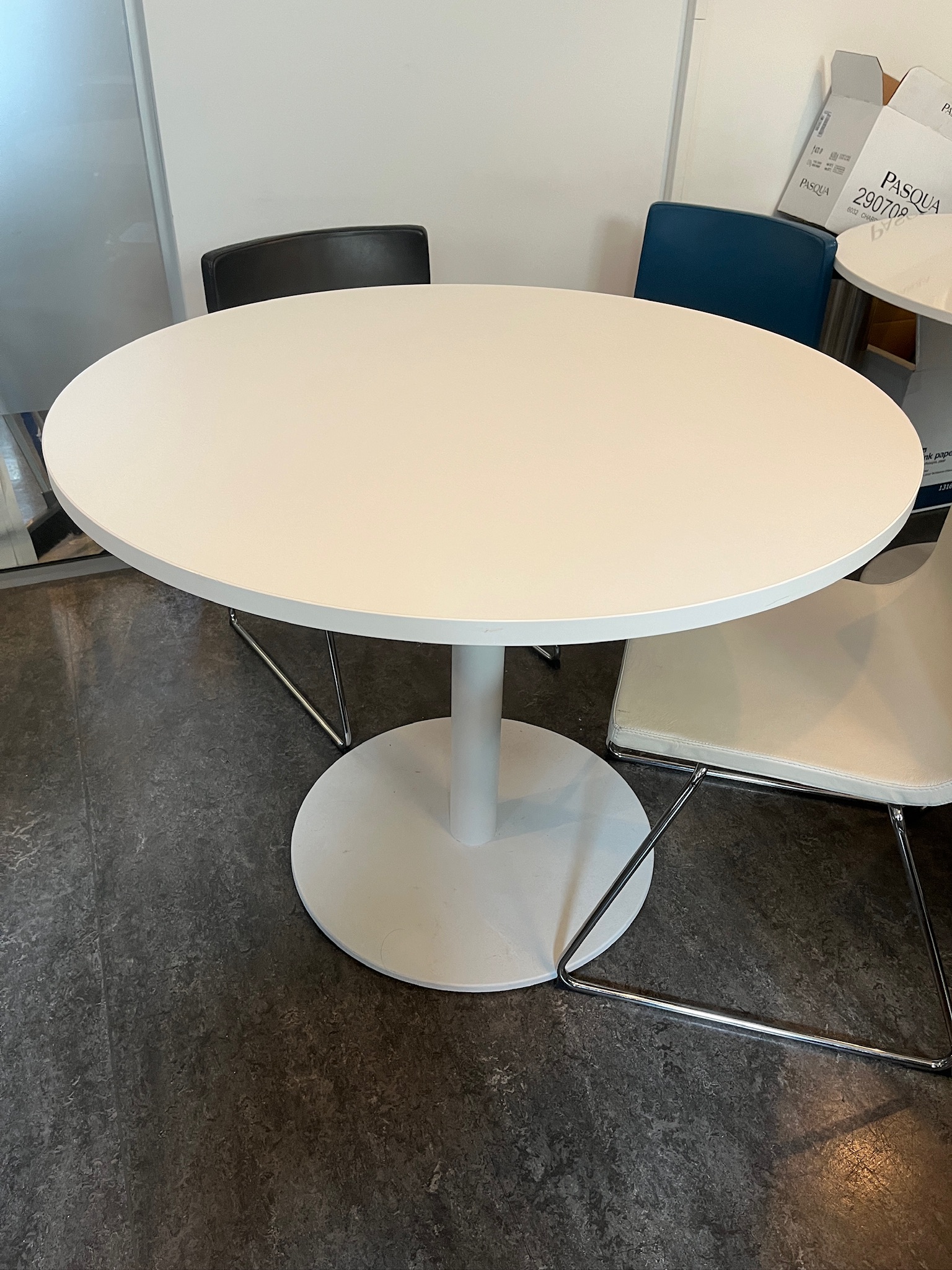 SELT / SOLD Vandað hringborð - hvítt - 100 og 120 sm.
