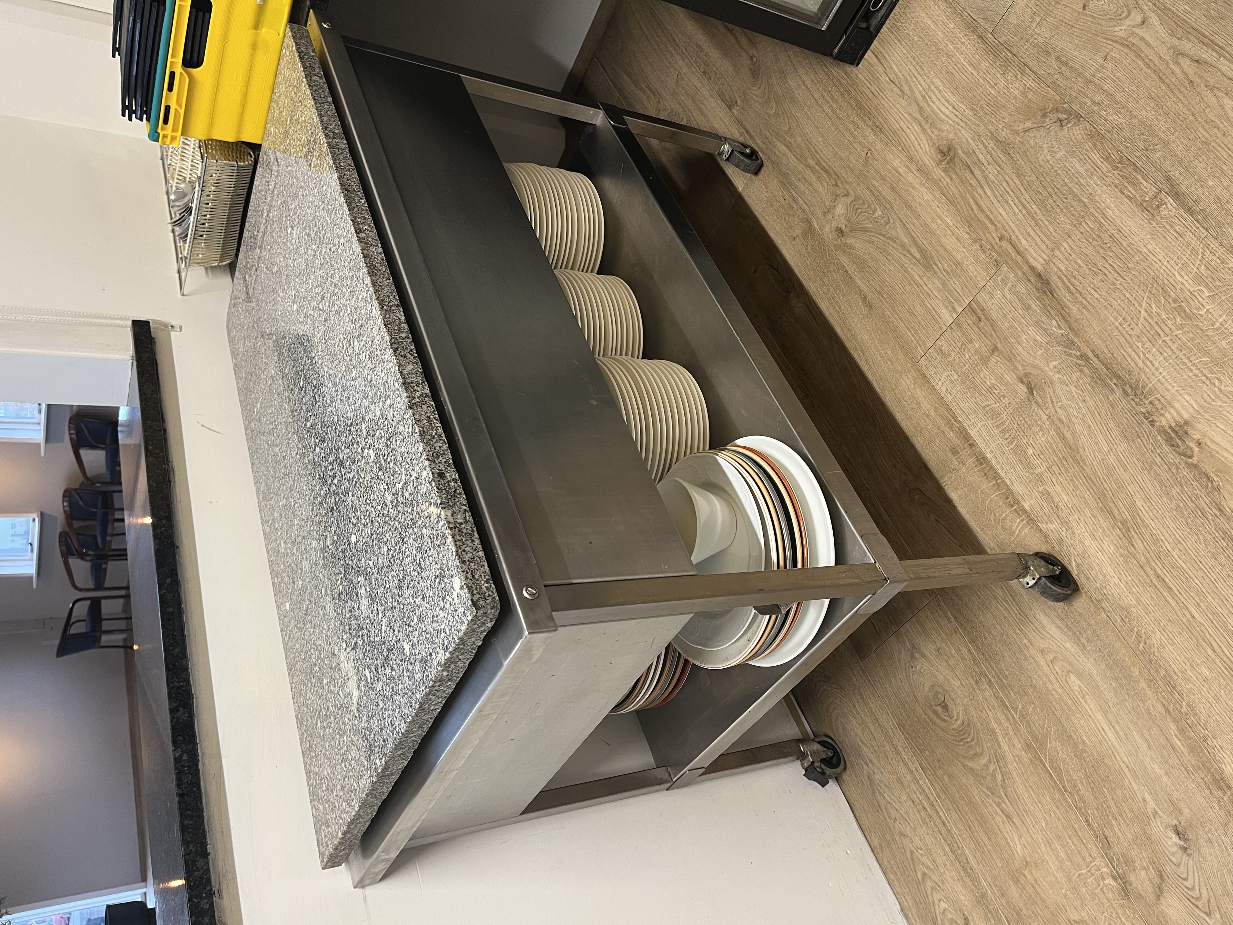 SELT / SOLD - Fráleggsborð á hjólum - járn og marmari 110 sm x 63 sm