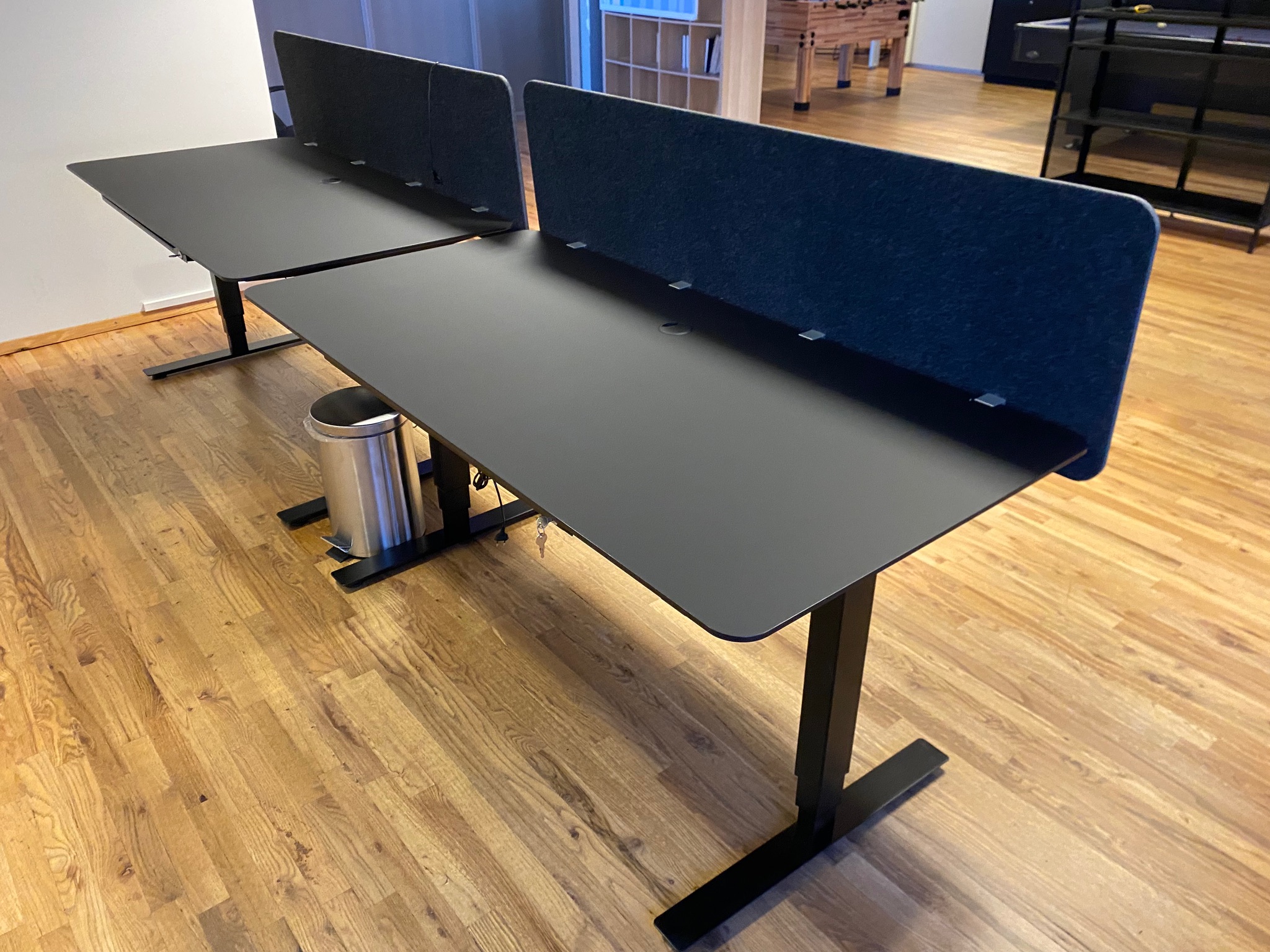 SELT / SOLD Rafmagnsborð svört frá ÁG m.skilrúmi - 160 x 80 sm. (2 stk.)