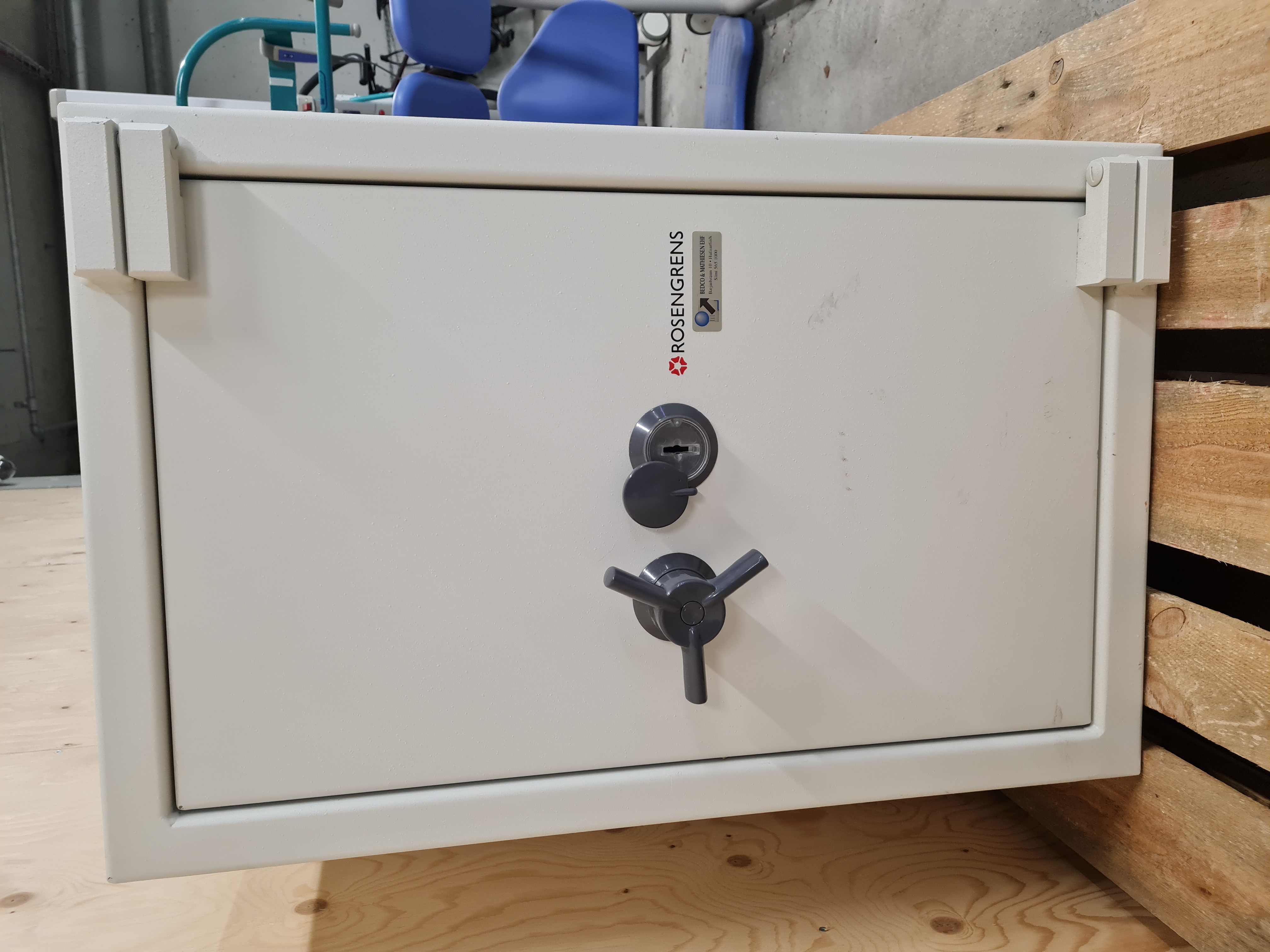 SELT / SOLD - Rosengrens verðmætaskápur, 60mín, H85 x B55 x D55 sm.
