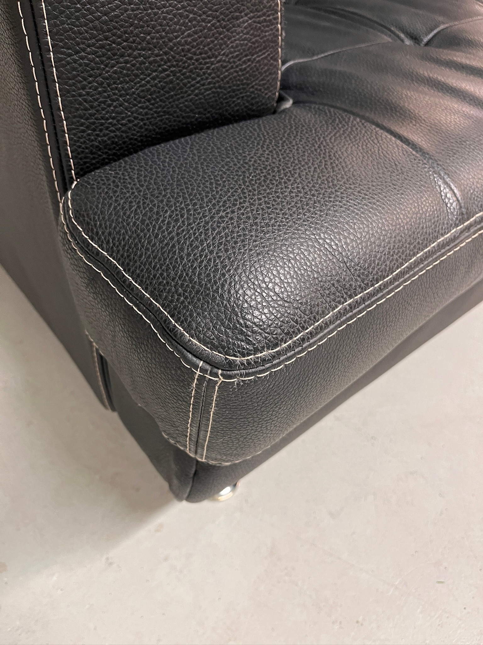 SELT / SOLD Leðursófi frá Alþingi, B223 D85 x H76 4