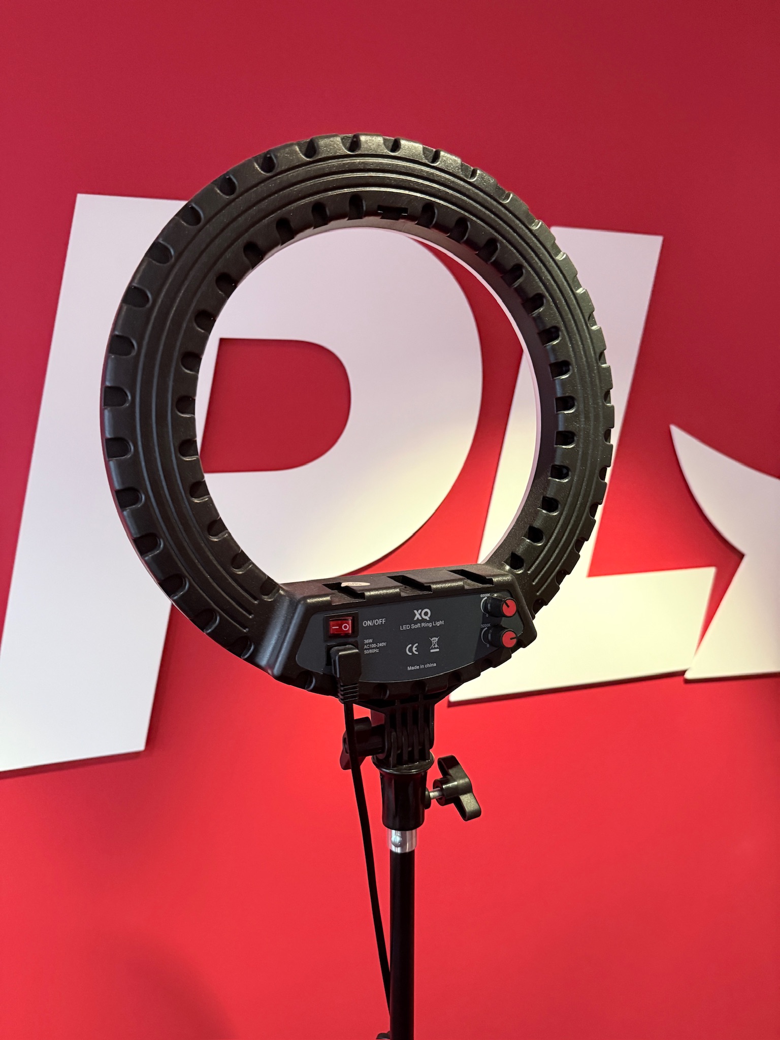 SELT / SOLD XQ LED Ljósahringur á þrífæti 45 cm (18") - PLAY 4