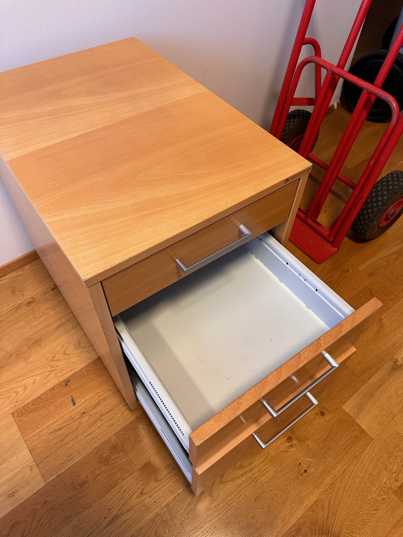 SELT / SOLD Skrifstofukálfur frá Á. Guðmundsson, beyki 4