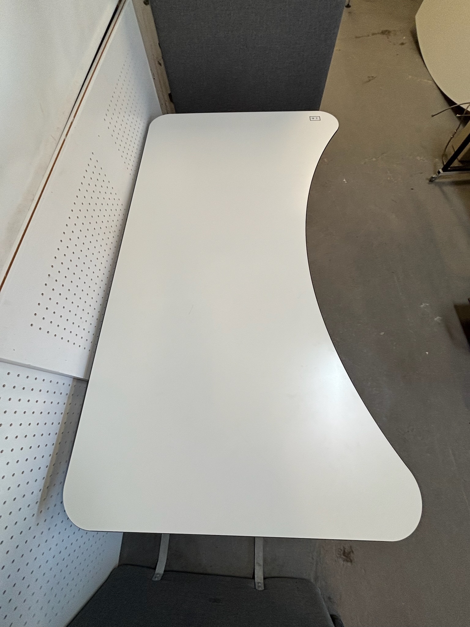 SELT / SOLD Horreds Möbel rafmagnsborð, B200 x D110 sm. 3