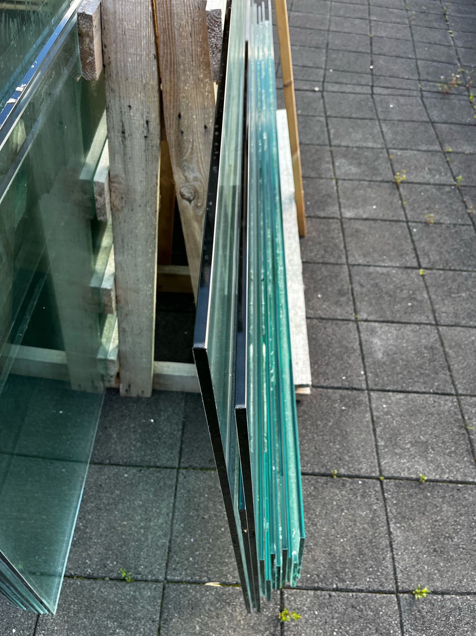SELT / SOLD Glerveggir - hert gler - 273 sm hæð 8
