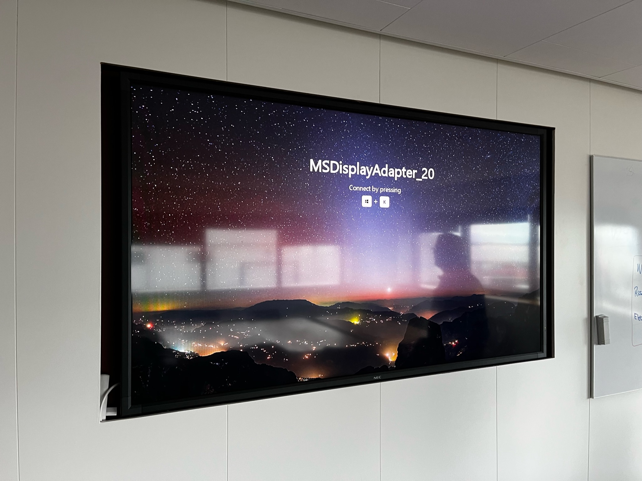 SELT / SOLD NEC upplýsingaskjár - 83'' 3
