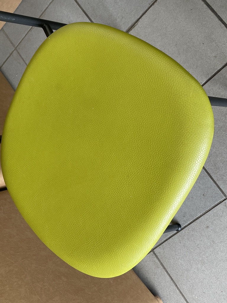 SELT / SOLD Almar stólar frá Sólóhúsgögn staflanlegir grænn 3