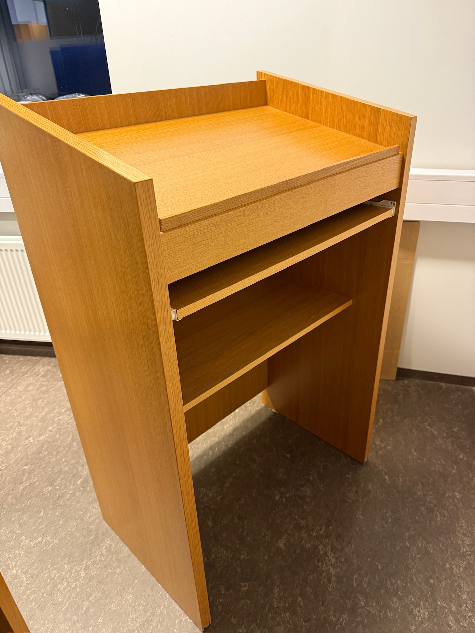 SELT / SOLD Ræðupúlt 3