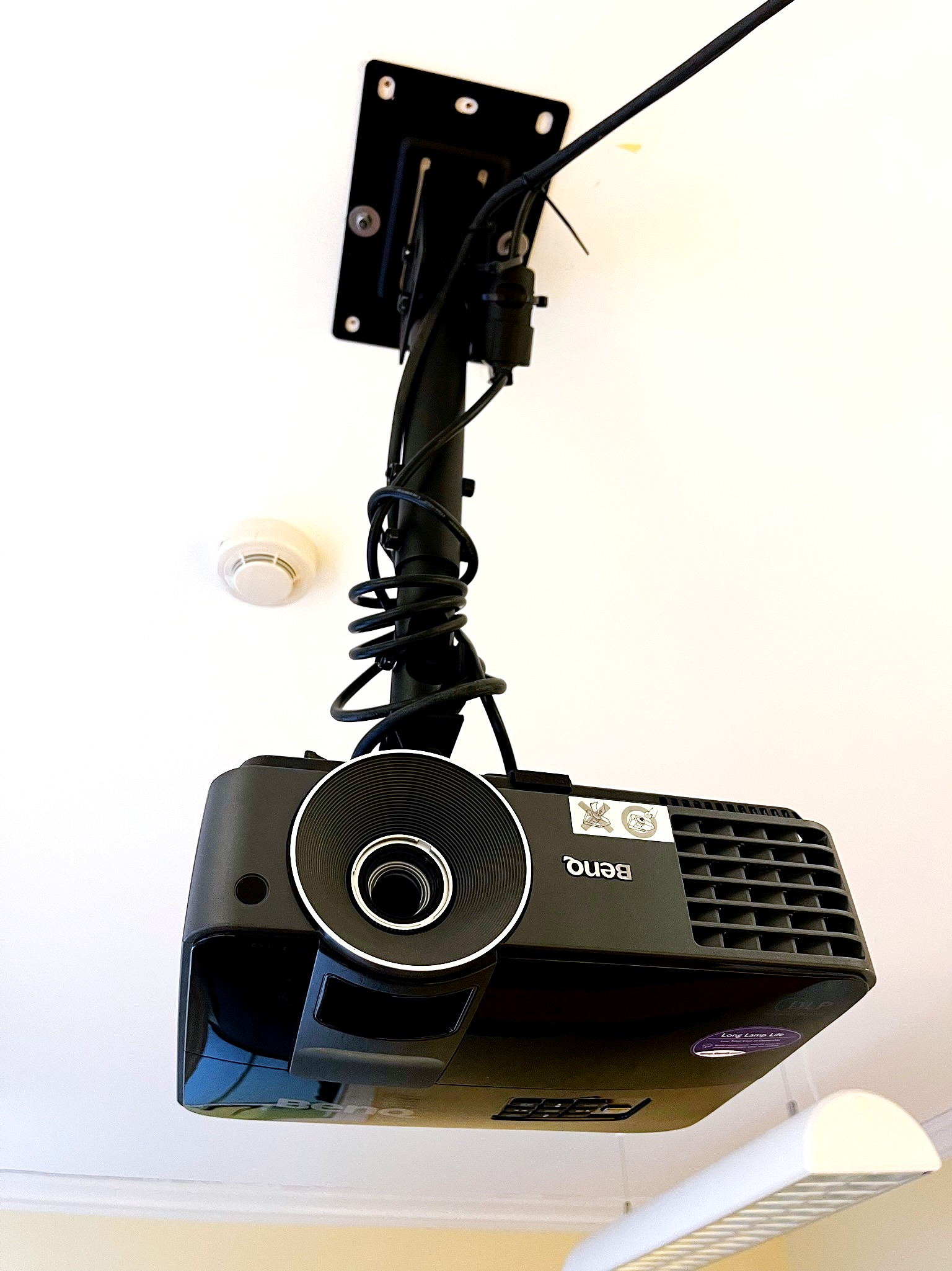 SELT / SOLD BENQ myndvarpi HDMI m.loftafestingu