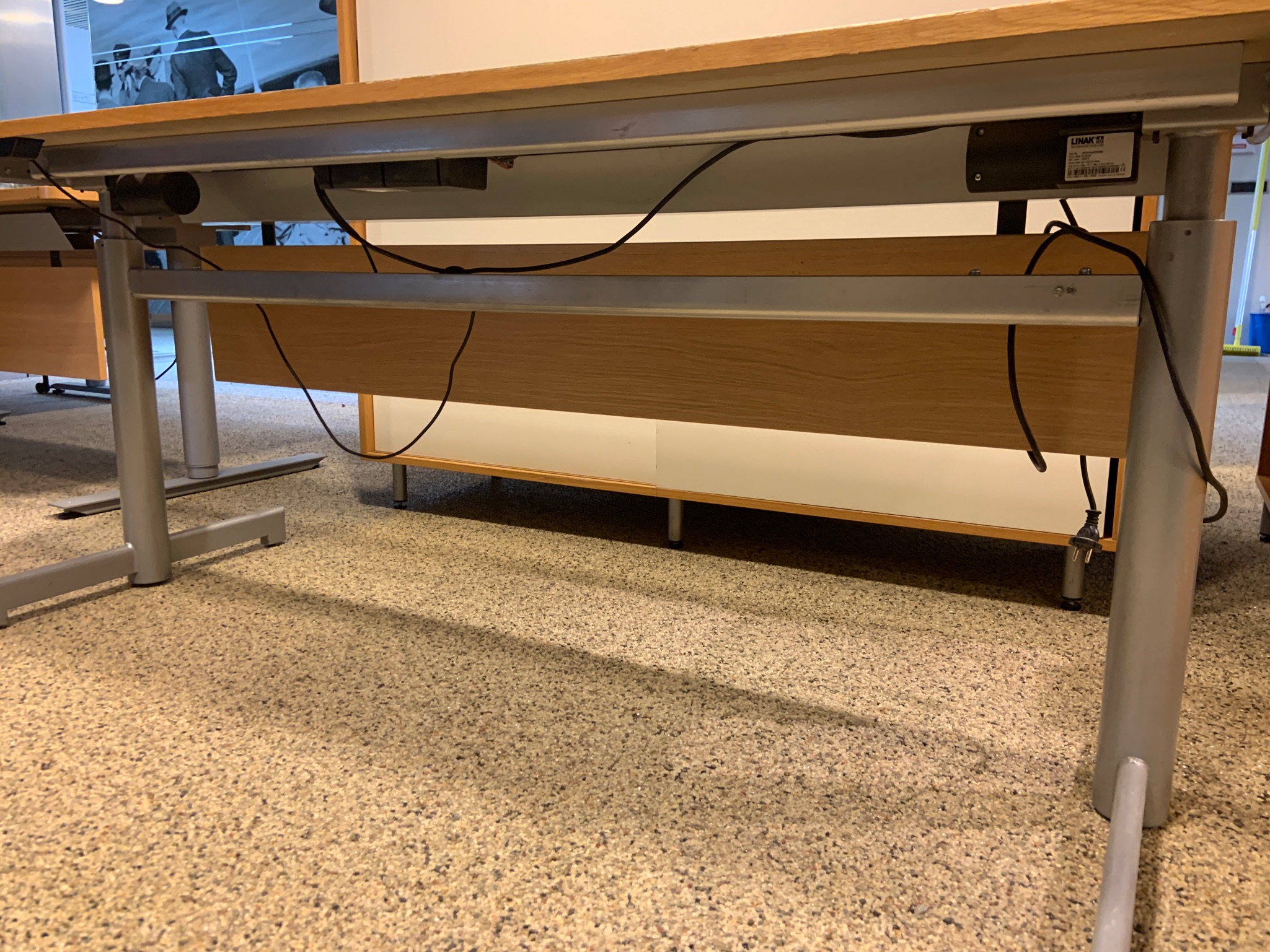 Selt/endurnýtt-Rafmagnsborð 180x80 frá Á Guðmundssyni með blygðunarspjaldi. 4