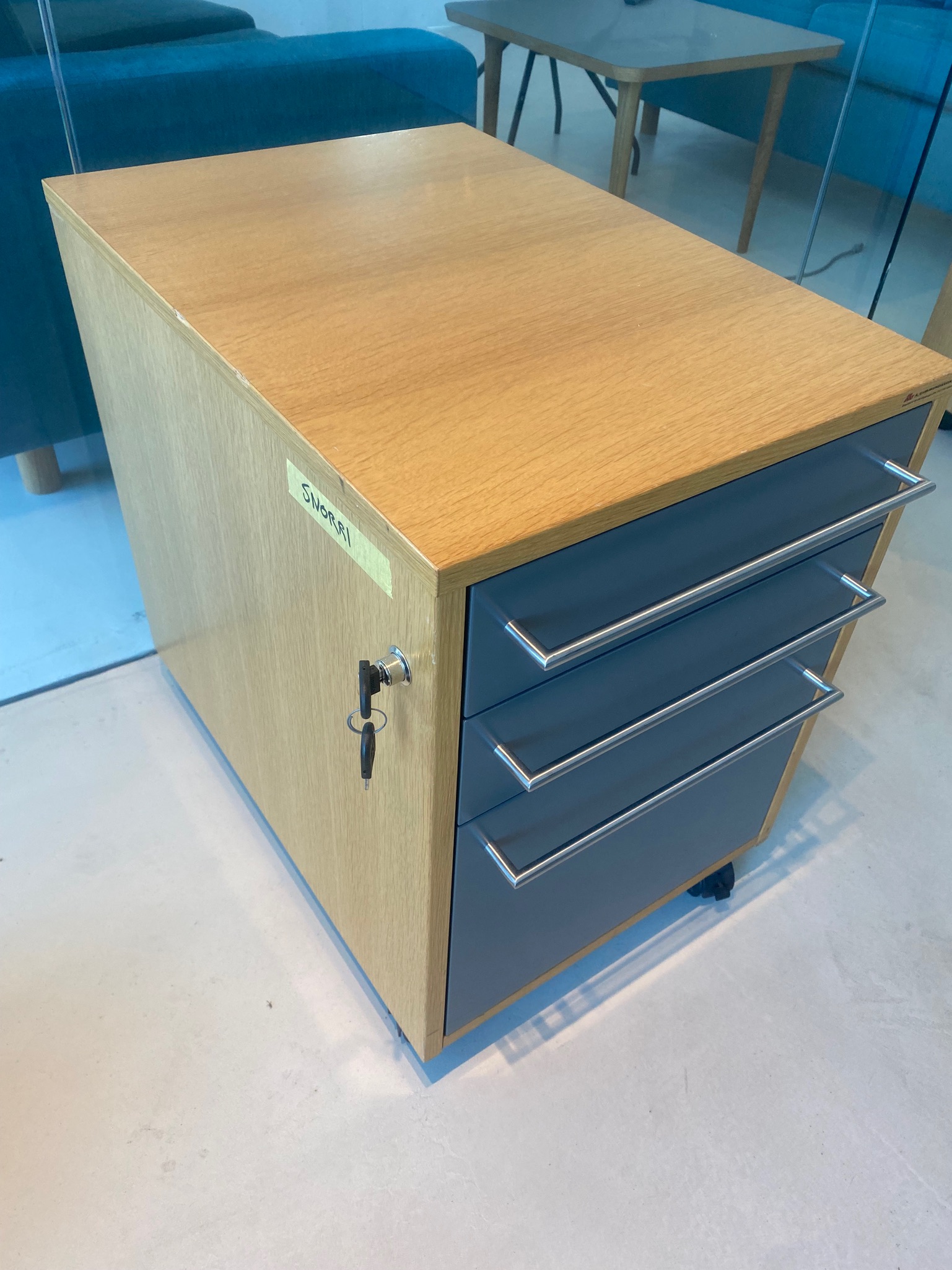 SELT / SOLD skrifstofukálfur frá Á. Guðmundsson 3
