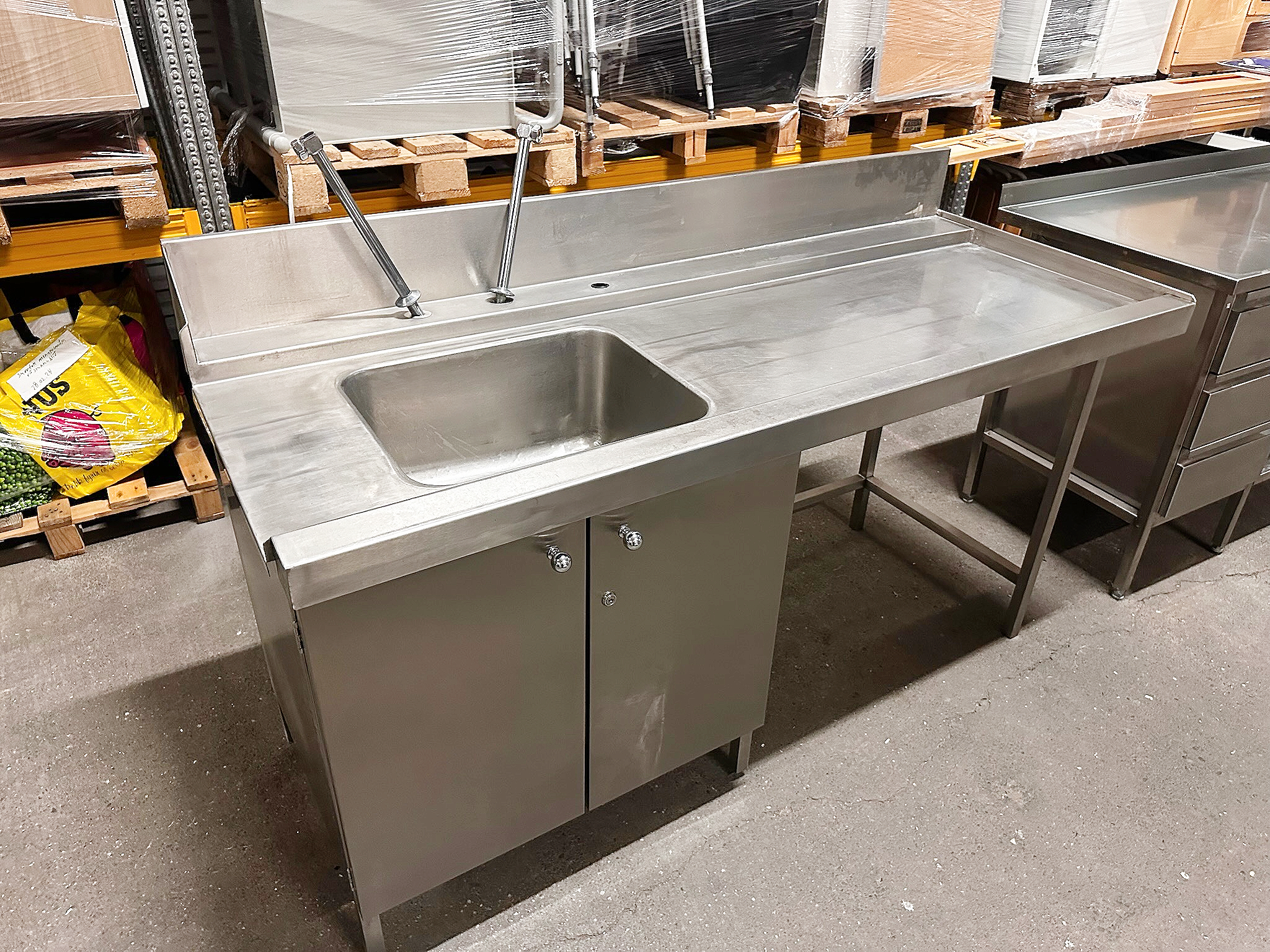 SELT / SOLD Stálborð með vask og kanti L180 x B70 x H90 sm.