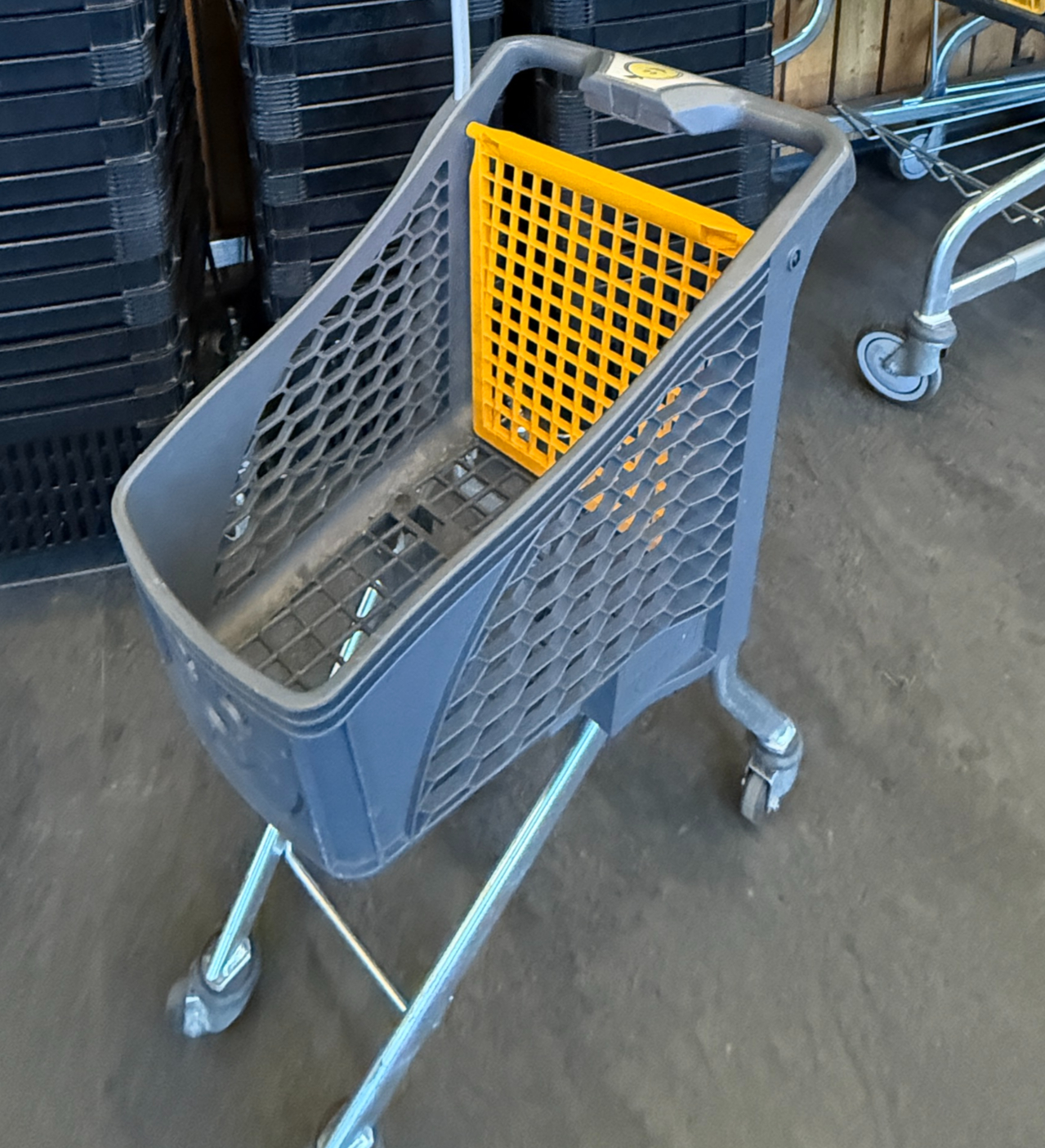 SELT / SOLD Barnainnkaupakerra (25 L / 25 kg) Wanzl Tangolino (15 stk)